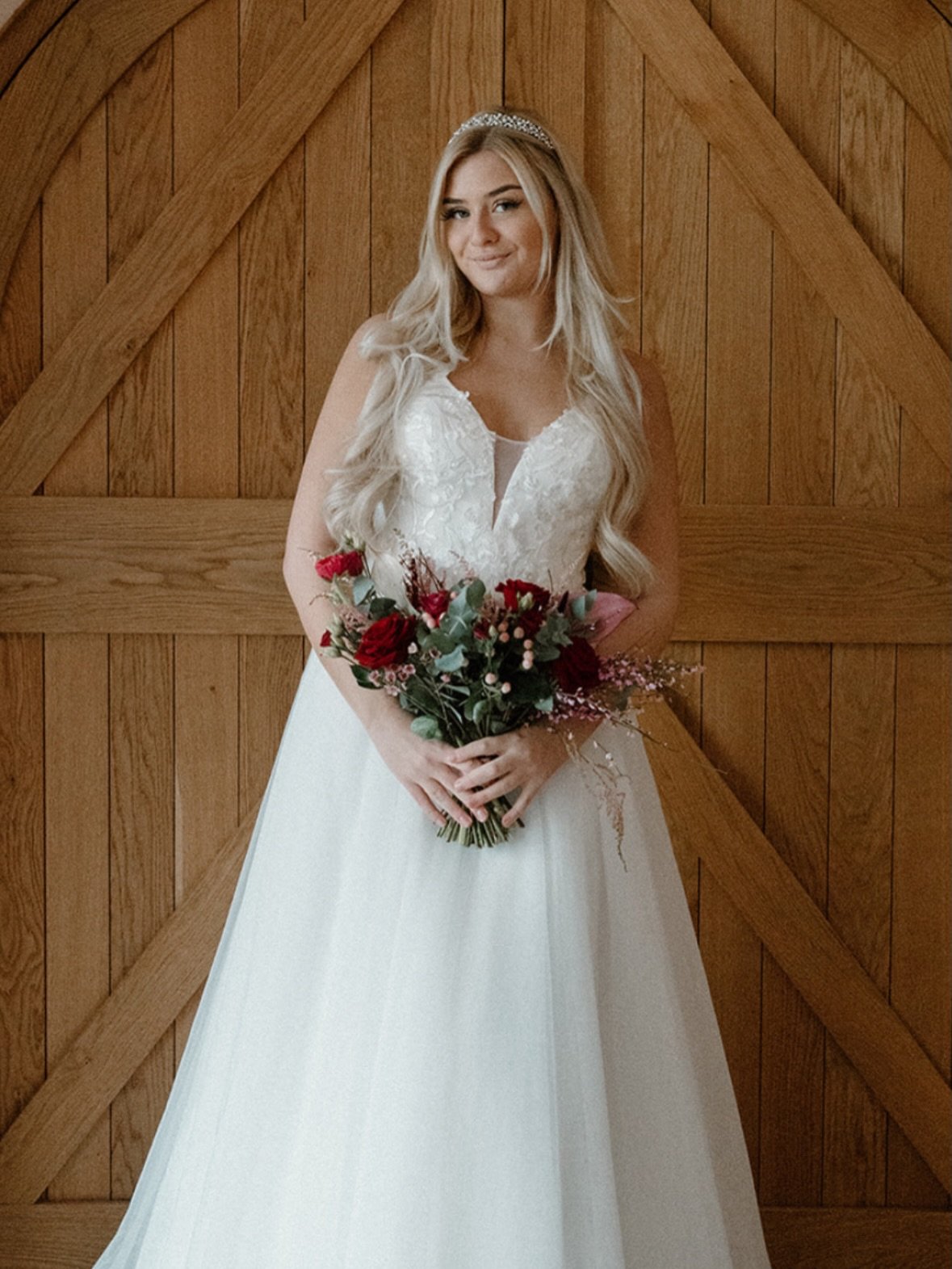 Phoenix encapsulates elegance, glamour and sophistication. The delicate floral lace, dramatic tulle skirt and square framed back