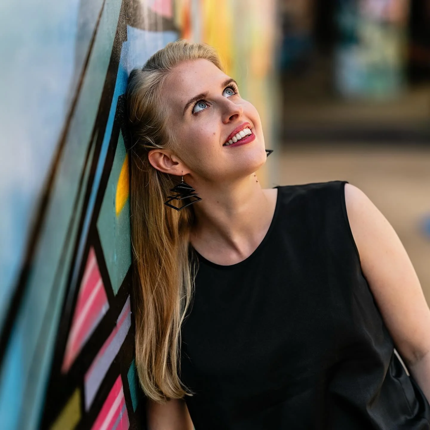 New headshot, new intro! I&rsquo;m Anna, Senior Editor at Showcase. Also a mad German soprano &amp; linguist based in London! 👋🎶📚

I first crossed paths with Poppy singing together in gorgeous Baroque operas, and happily hopped aboard her Showcase