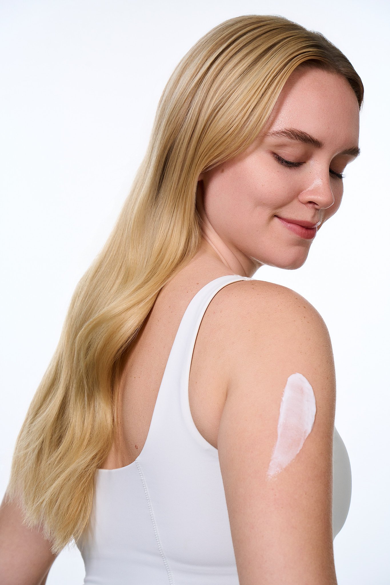 MOISTURIZING_CREAM_(JAR)_19_OZ_Block_1_Model_application_on_skin_2_Lila.0081_(2).jpg