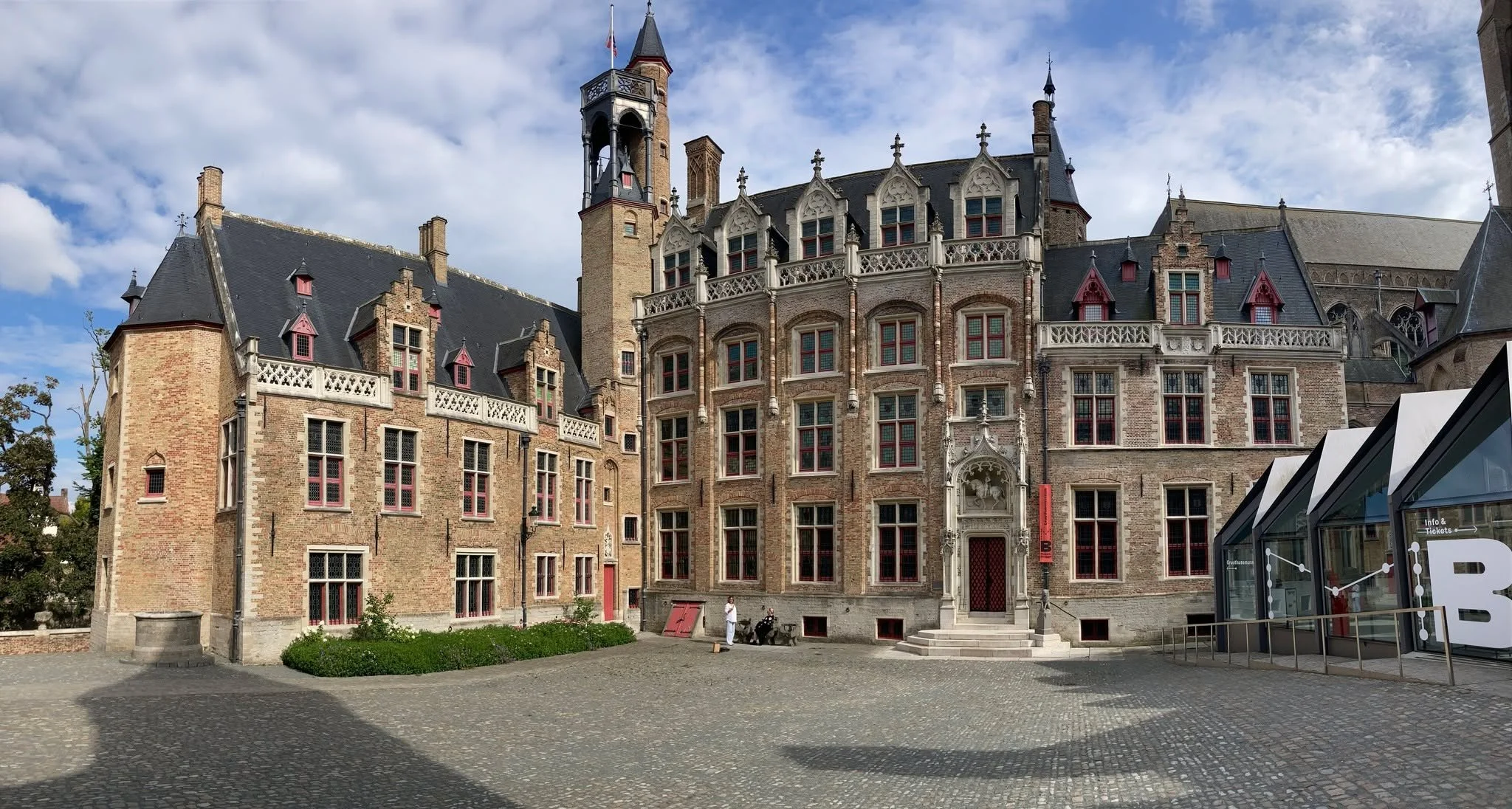 Week 18: Belgium and the Netherlands
We have had a lovely week, slowly travelling through Belgium and the Netherlands.
We love a good walking tour and beautiful Bruges did not disappoint, with its canals, cobbled streets and medieval architecture. Wh
