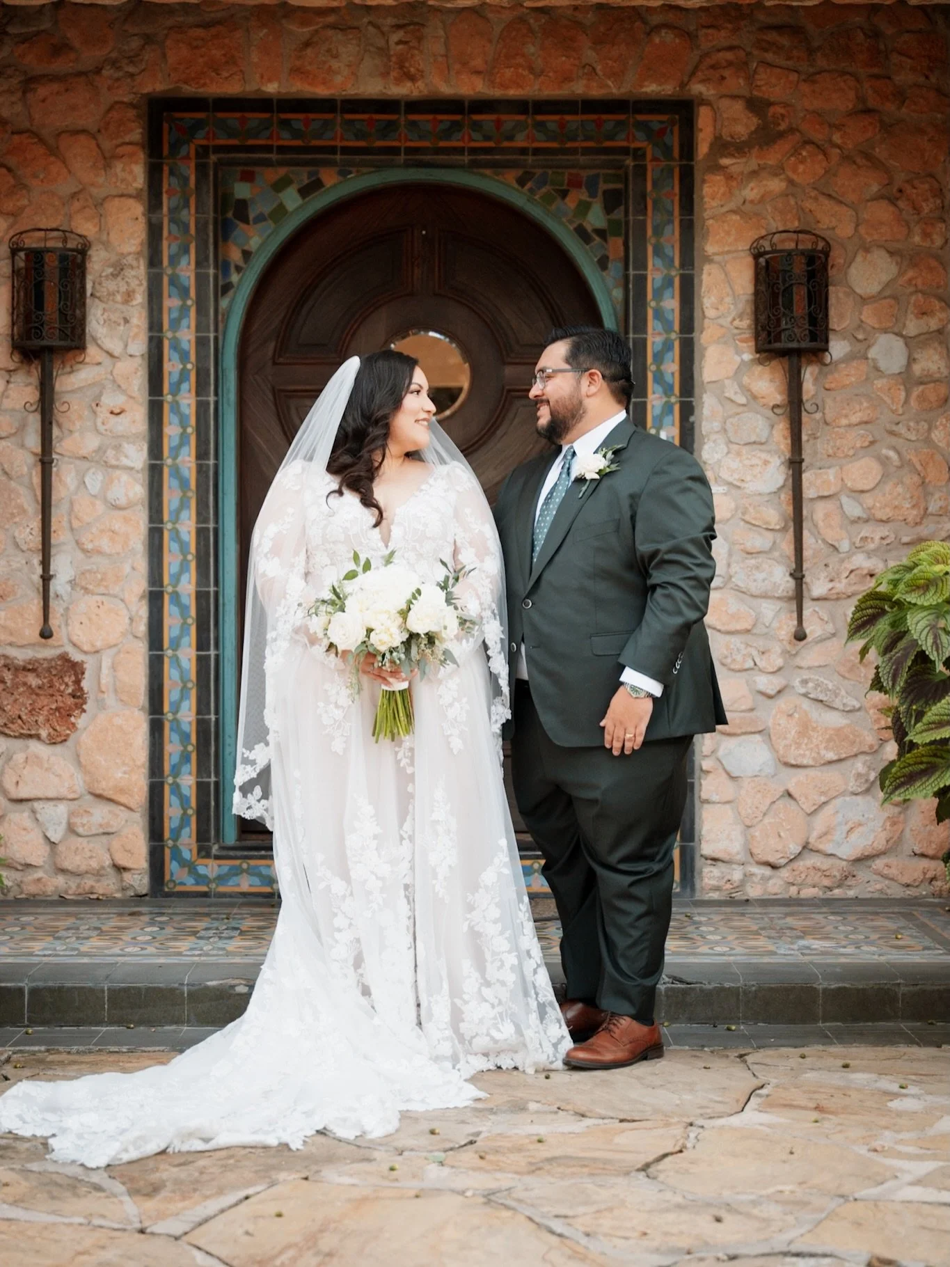 Ladies and gentlemen the bride and groom! 
Gorgeous gorgeous Bride 🤍💍✨
Book us for your wedding day hair and makeup 

Booking @glam_bygeo 
Hair and makeup @atziribella.hamu 
Venue @theverandasa 
Photographer @shuttercraft_photography