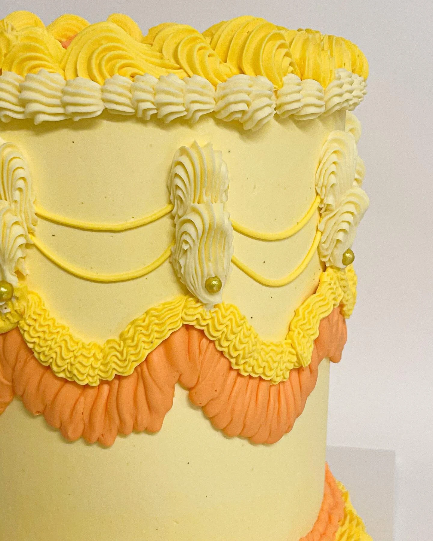 Bright &amp; colourful colour themes going out &amp; we love it! #honeythecakery