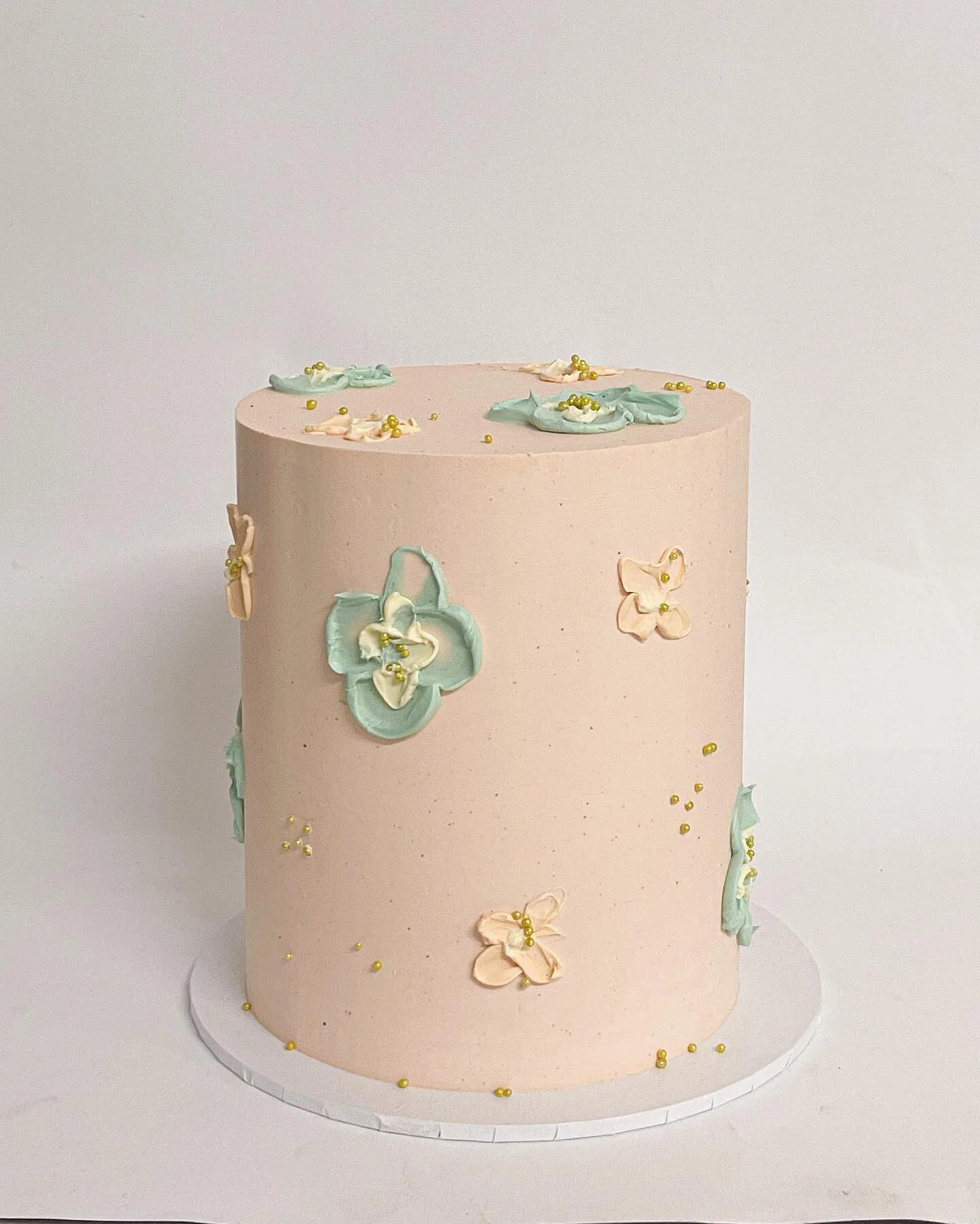 The cake &amp; cupcake duo 🥹 how sweet is this simple flower design?! #honeythecakery