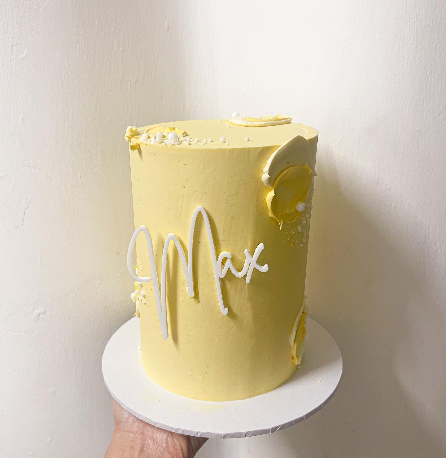 A sweet &amp; simple yellow cake for a first birthday 🥹 #honeythecakery