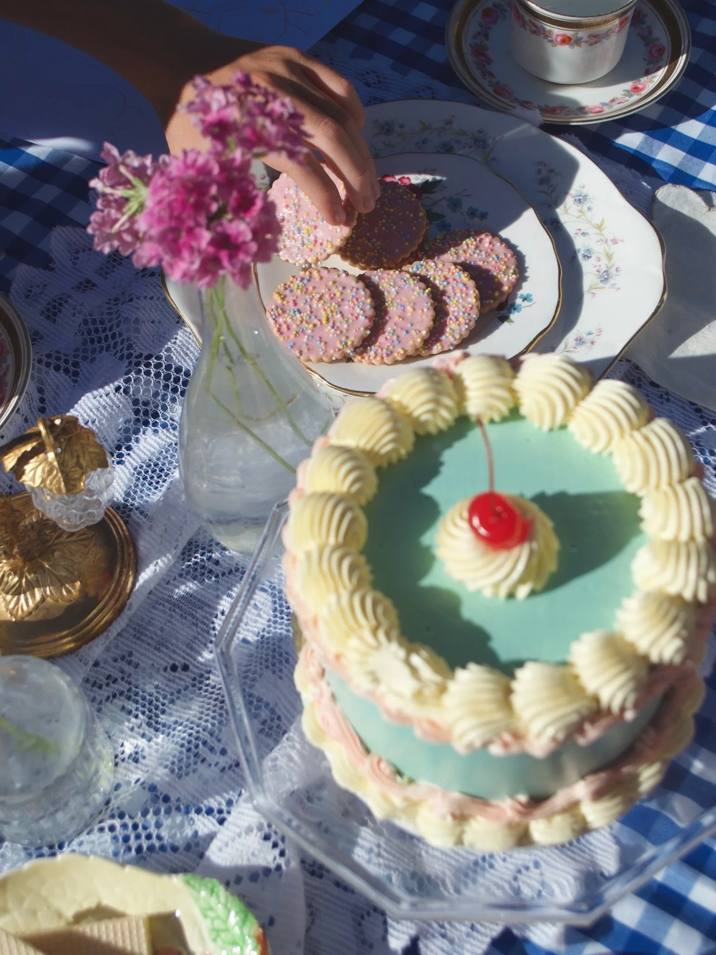 A little bit of nostalgia goes a long way around here &mdash; whether it&rsquo;s cake, cookies, cupcakes, we love it🍓

#mothersday #cakedecorating #sweettreats