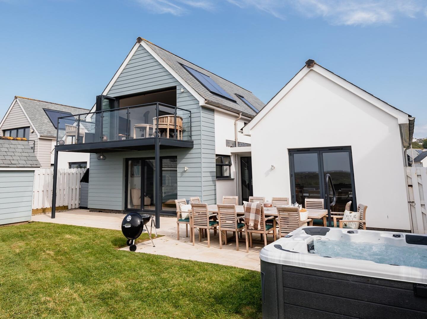 🏡 North Devon Coast Staycation 🏖️

Are you looking for a stunning coastal staycation this summer? Then look no further than Nolands Ho!

Our beautiful holiday home is situated on the edge of Westward Ho!, North Devon, overlooking Northam Burrows Co