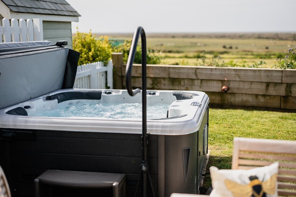 🫧Fancy a relaxing hot tub dip?🫧
Are you looking for a stunning coastal staycation this summer? Then look no further than Nolands Ho!
Our beautiful holiday home is situated on the edge of Westward Ho!, North Devon, overlooking Northam Burrows Coun
