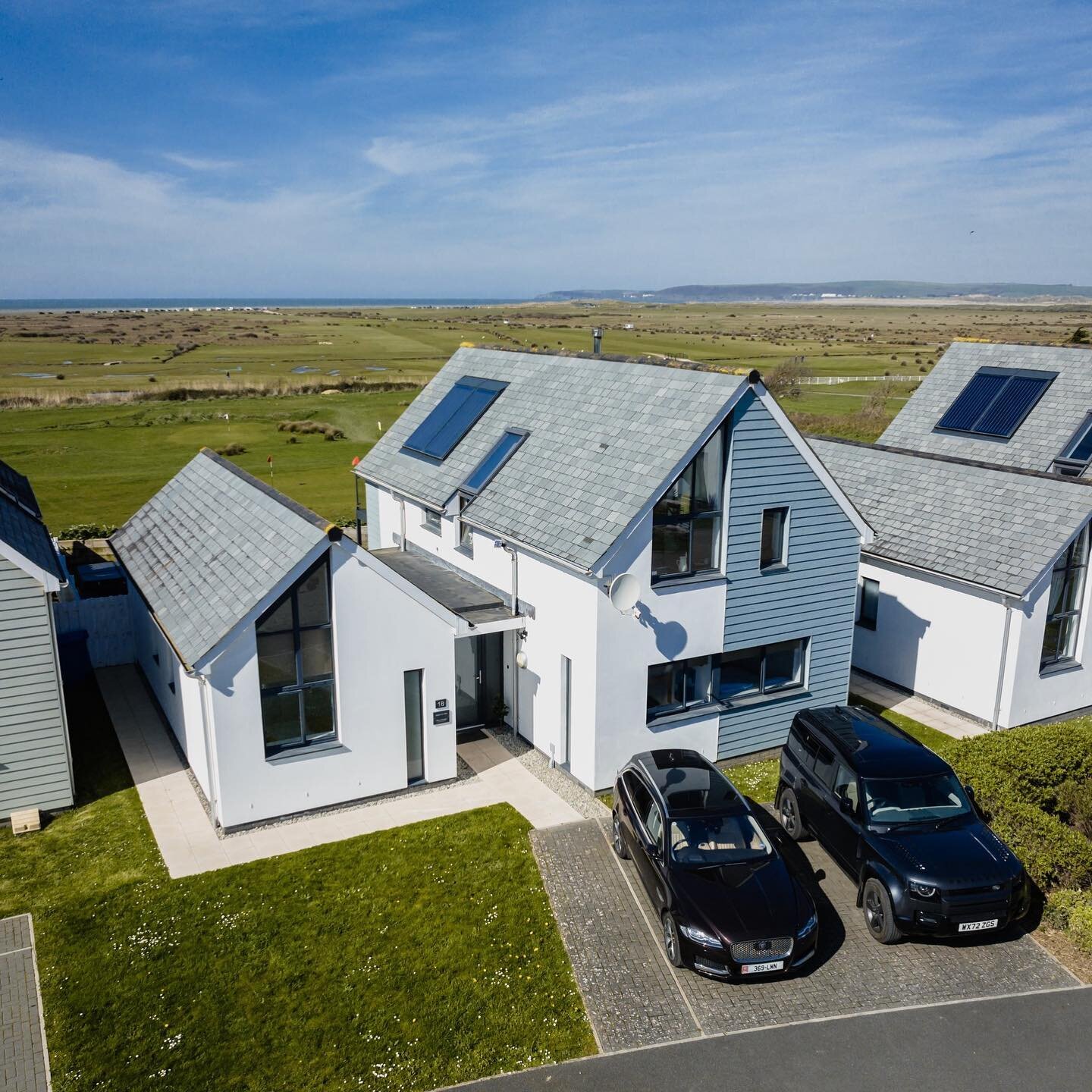 Welcome to Nolands Ho!

Are you looking for a stunning coastal staycation this summer? Then look no further than Nolands Ho!

Our beautiful holiday home is situated on the edge of Westward Ho!, North Devon, overlooking Northam Burrows Country Park, L
