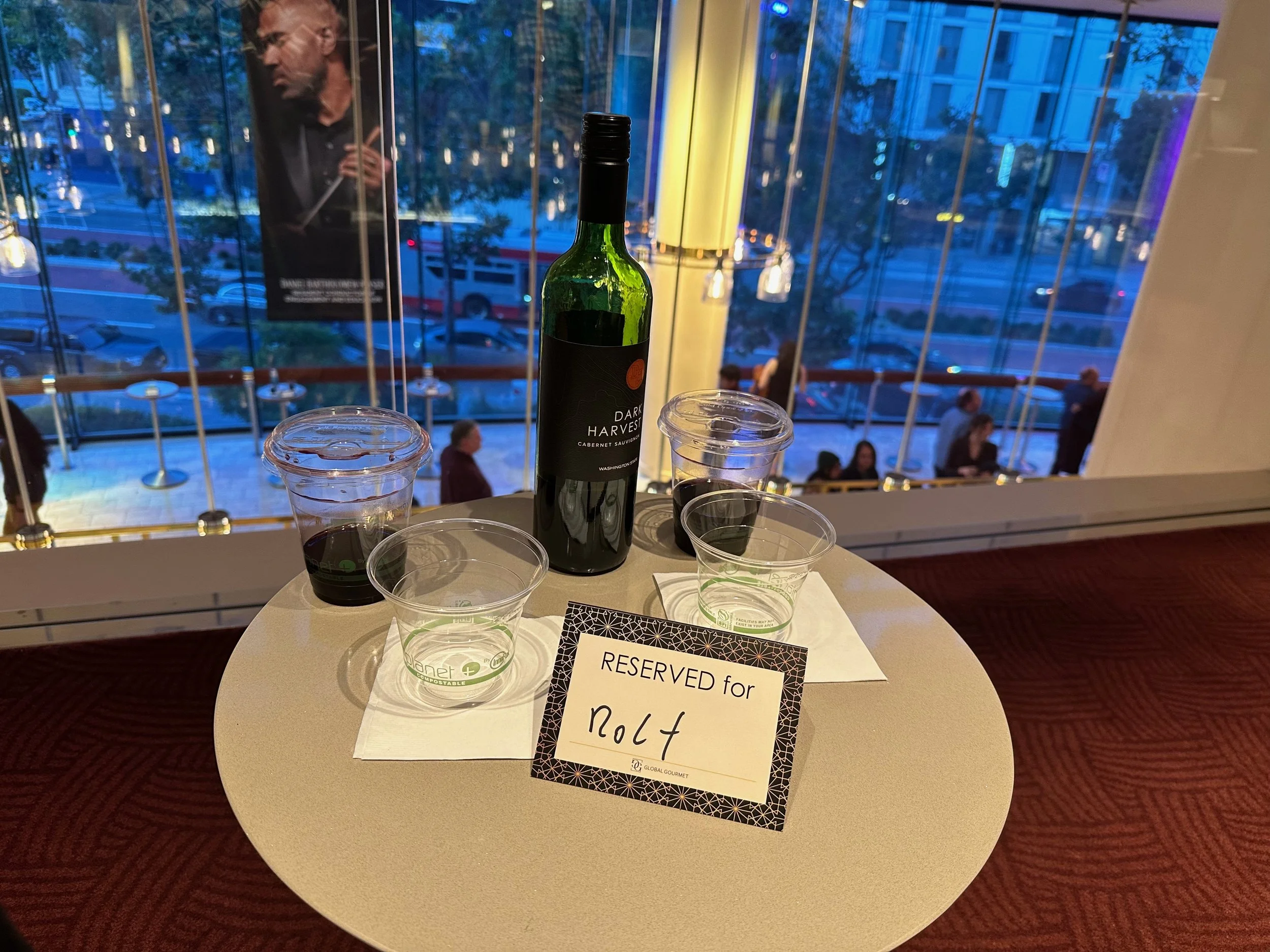 Wein aus Plastikbechern