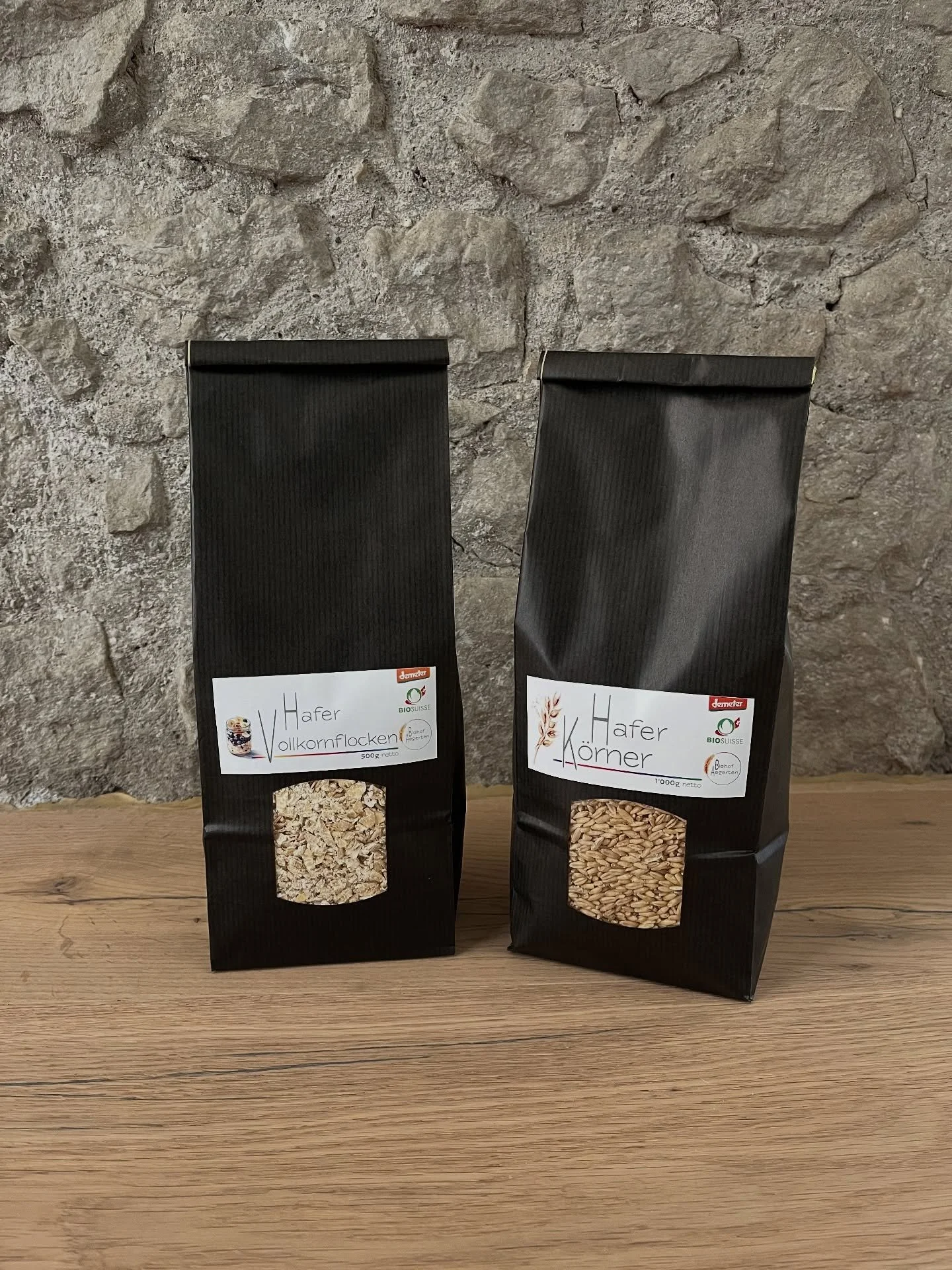 Hafer 🤩
Ab sofort findet ihr un unserem Sortiment auch
🔸Haferflocken für Müesli, Porridge & Co.
🔸Haferkörner zum selber quetschen oder Haferdrink
Wir sind happy, dass die Ernte so gut geklappt hat und wir euch nun auch Hafer