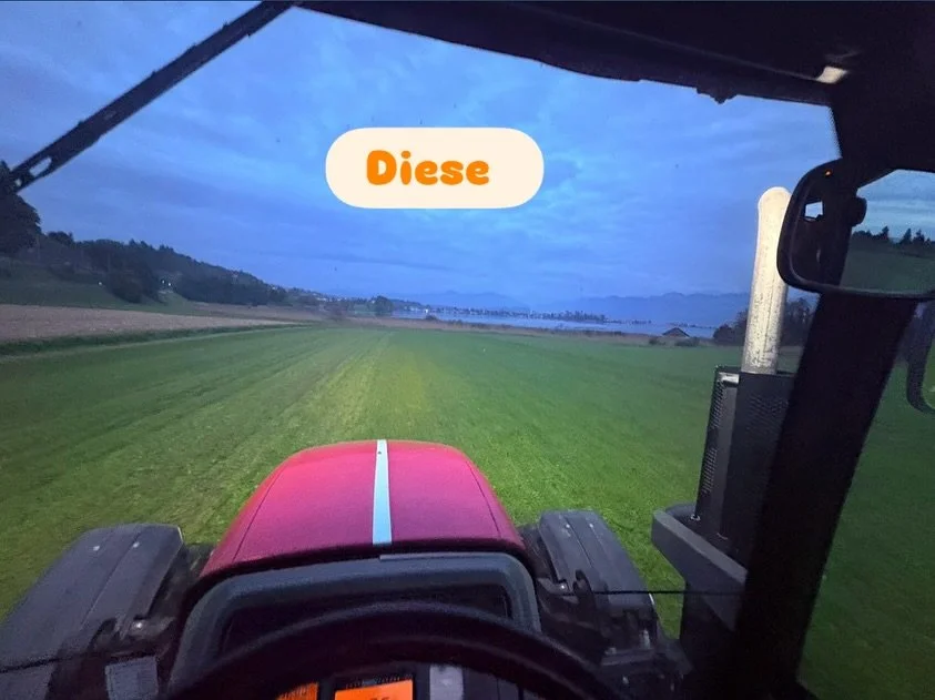 Diese Woche war ordentlich was los:
🌱Felder bearbeiten und für die Getreidesaat vorbereiten
🍎 Mosten mit den Kindern von Schule-Bauernhof 
🐐 Ziegen mit dem Trester füttern
🚜 Transporte für Stroh und Streu
🥣 Neue Haferflocken ausp