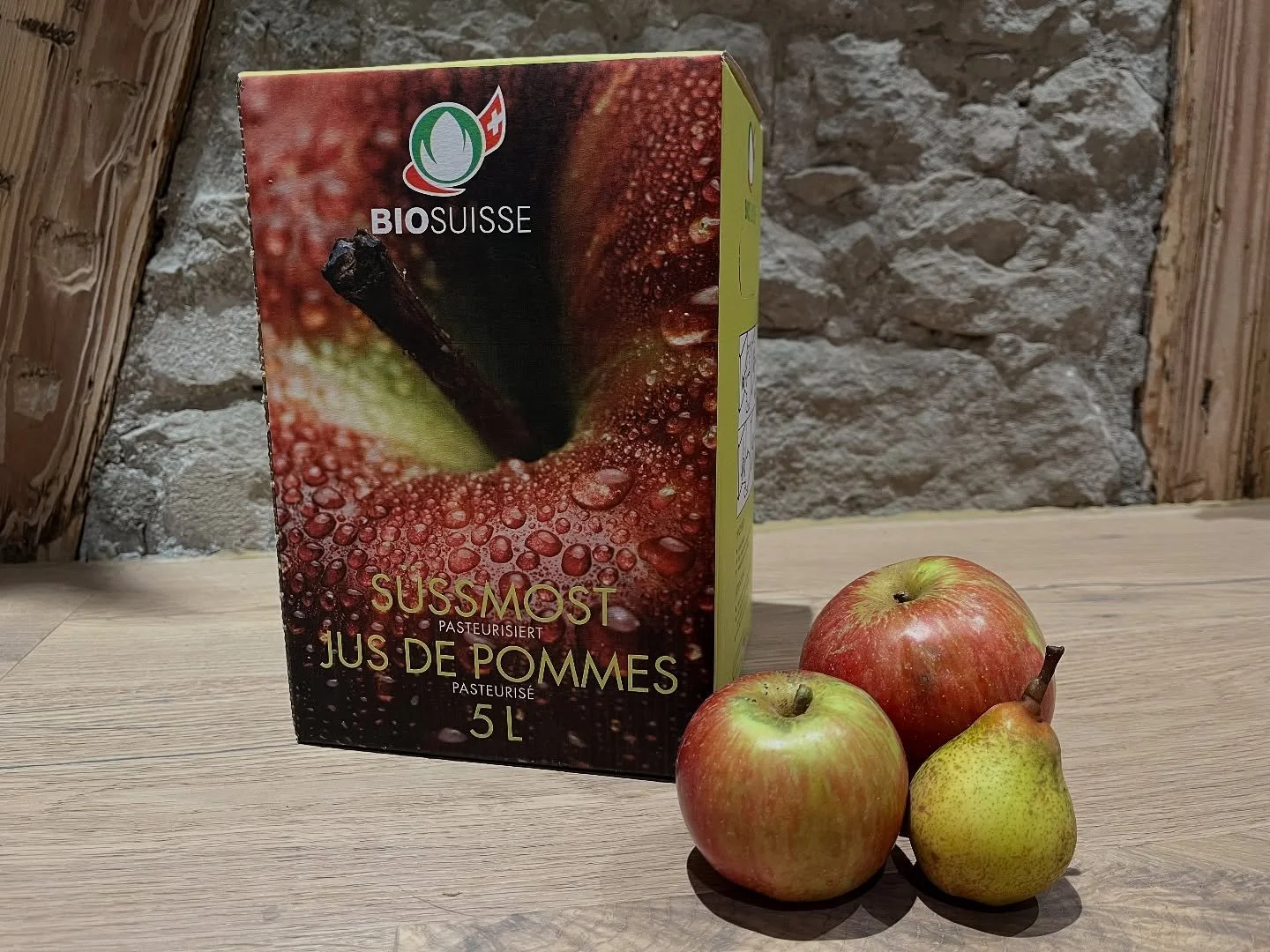 Wenig, aber es hat: Feiner Süssmost in der 5 Liter Bag-in-Box.
Nach der üppigen Ernte im letzten Jahr folgte ein karges Obstjahr. Was übrigens ganz normal ist, Natur halt☺️. 
So haben wir nur wenig Süssmost – aber es hat ?