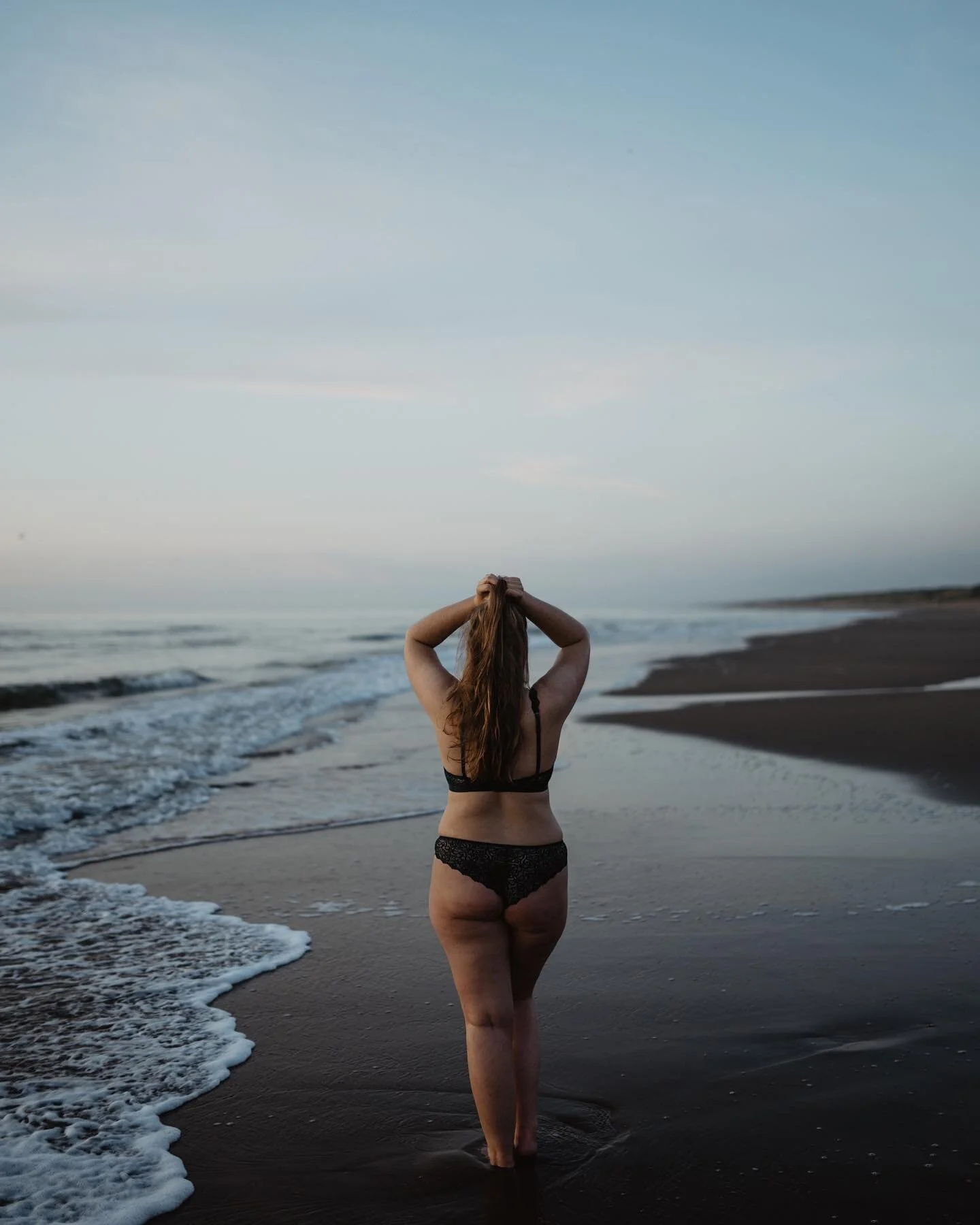 Voor boudoir shoots kunnen we weer naar buiten! Met deze prachtige dame ging ik twee weken geleden voor het eerst weer dit jaar naar buiten om te shooten. Wil jij ook graag buiten shooten met goldenhour of zoals hier blue hour.. stuur mij een bericht