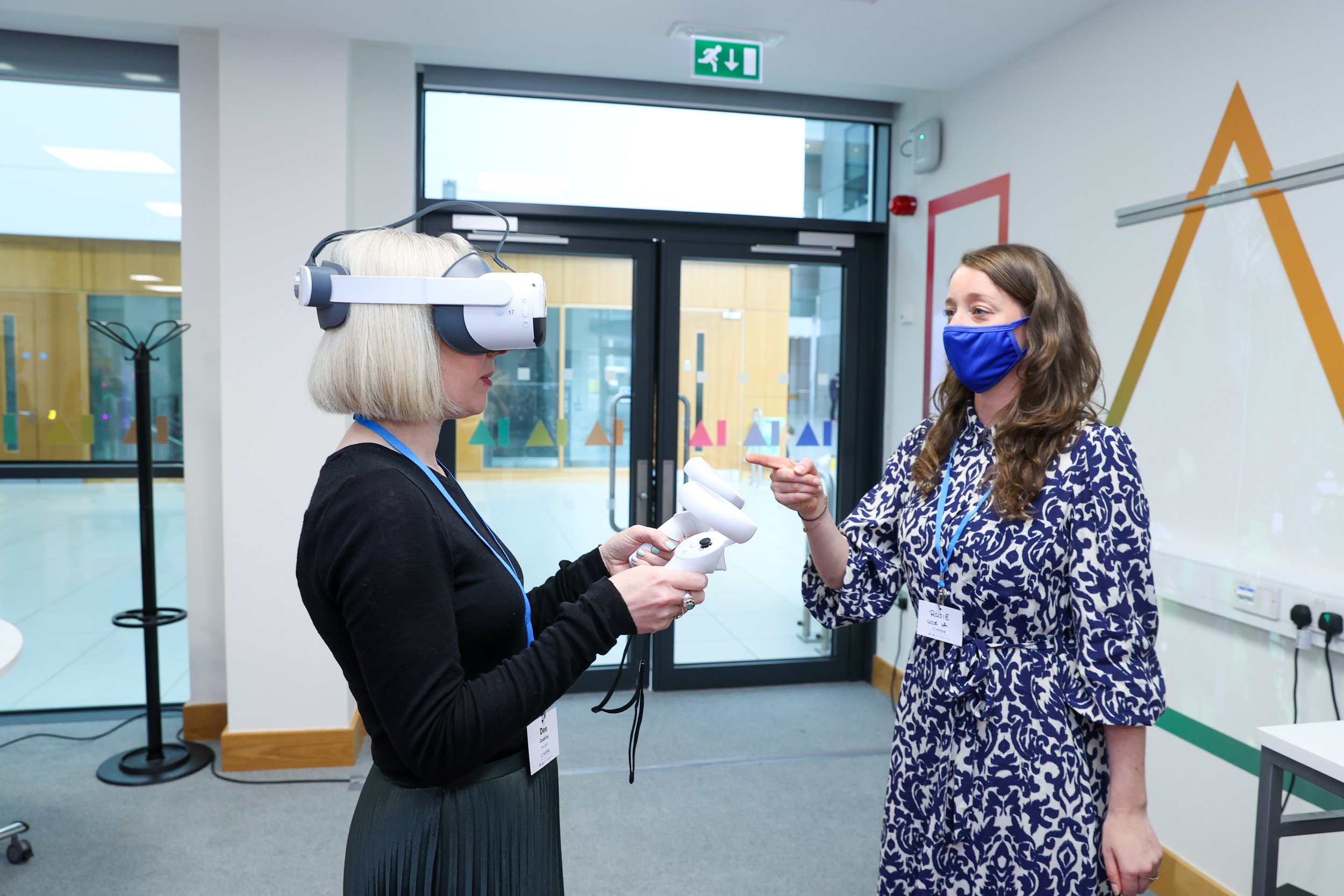  Panelist Dee Coakley tries out Convene’s Virtual Reality programme with Rosie Leonard-Kane from UCD Innovation Academy. 