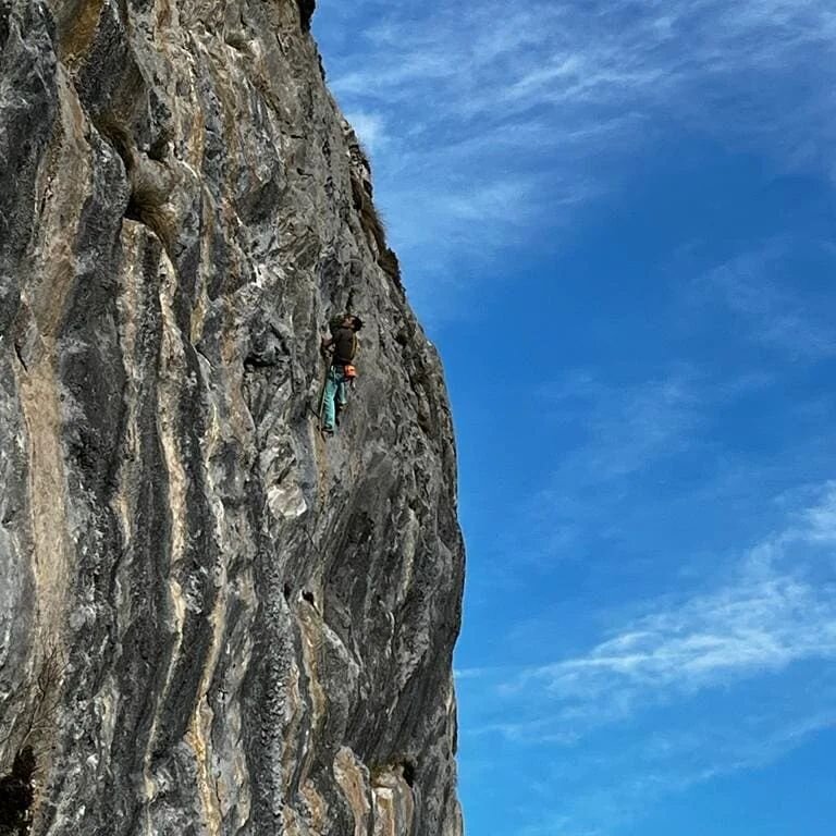 Disfrutando de la calidad del norte ❤️
Con una compa&ntilde;&iacute;a de 5 ⭐

Pic: @chusclimber 

Al otro lado de la cuerda @lauritaa_hf siempre cuidando de mi 😊

--------------------------------------------------------------------------
@climbskins
