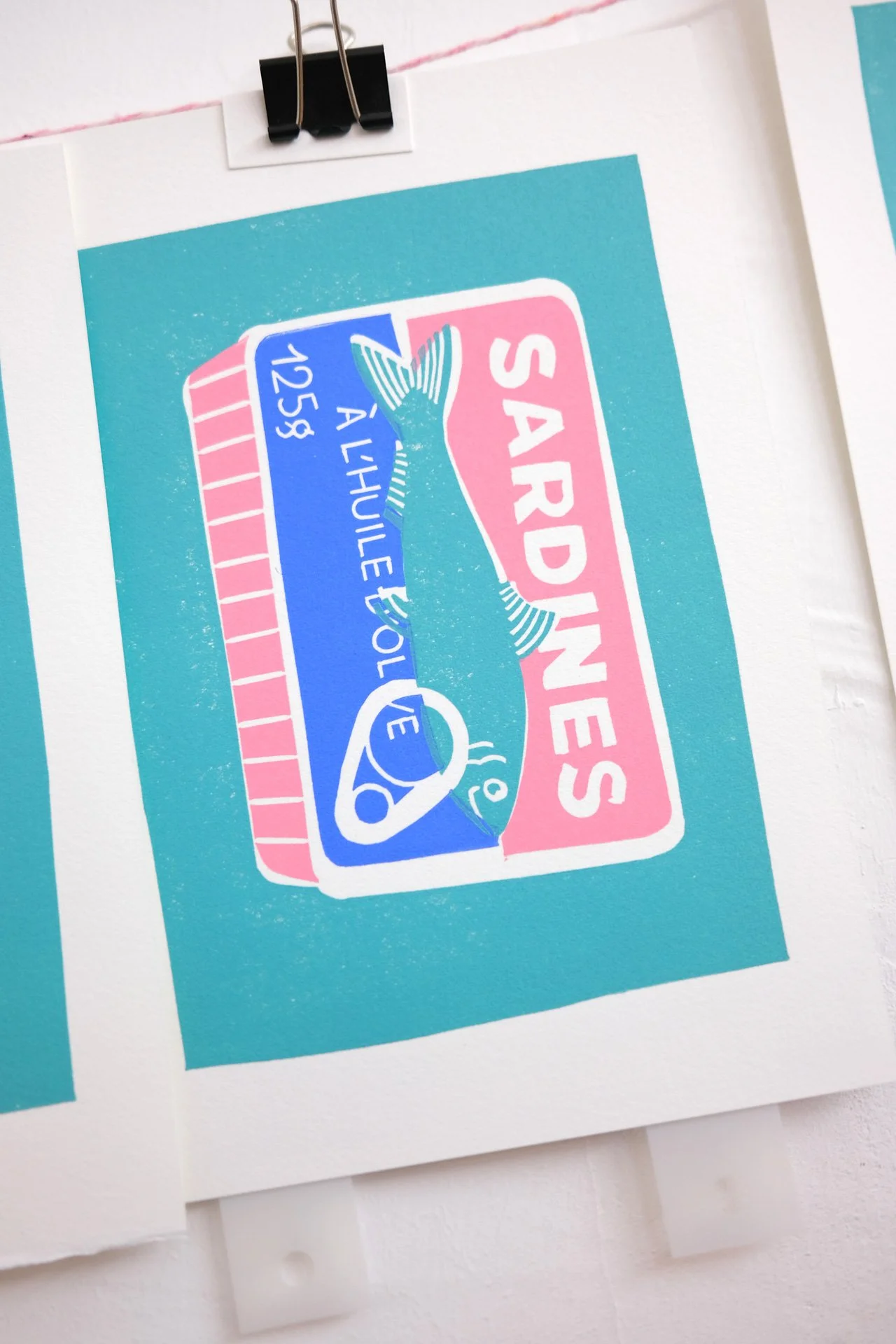 sardines-a-lhuile-linogravure-3-couleurs-sechage-ateliermio©-3.jpg