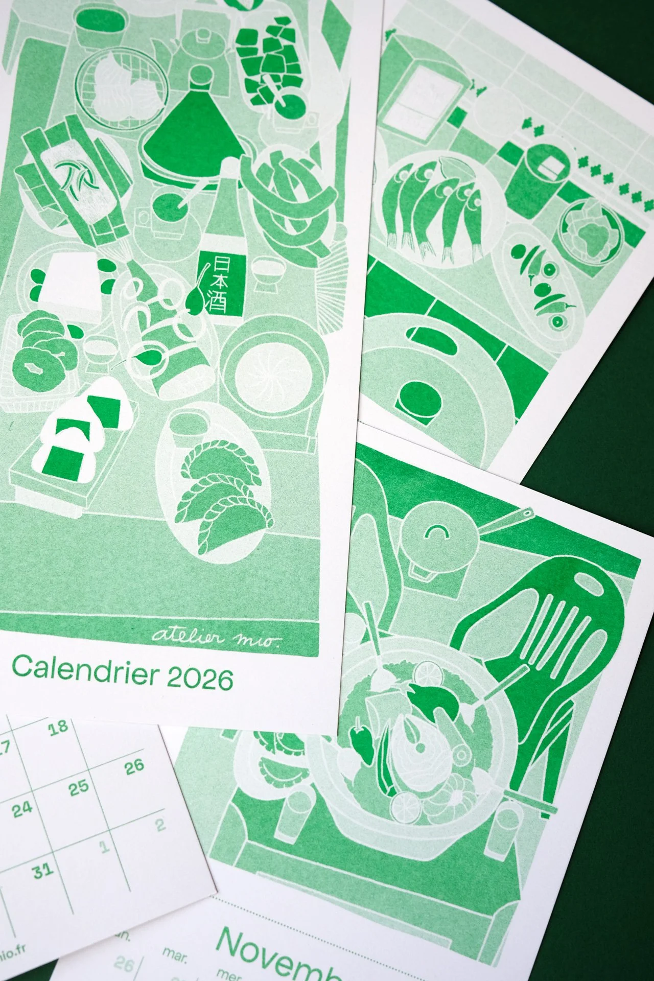 calendrier-illustre-2026-Tables-du-monde-risographie-fond-couleur-couverture-ateliermio©.jpg