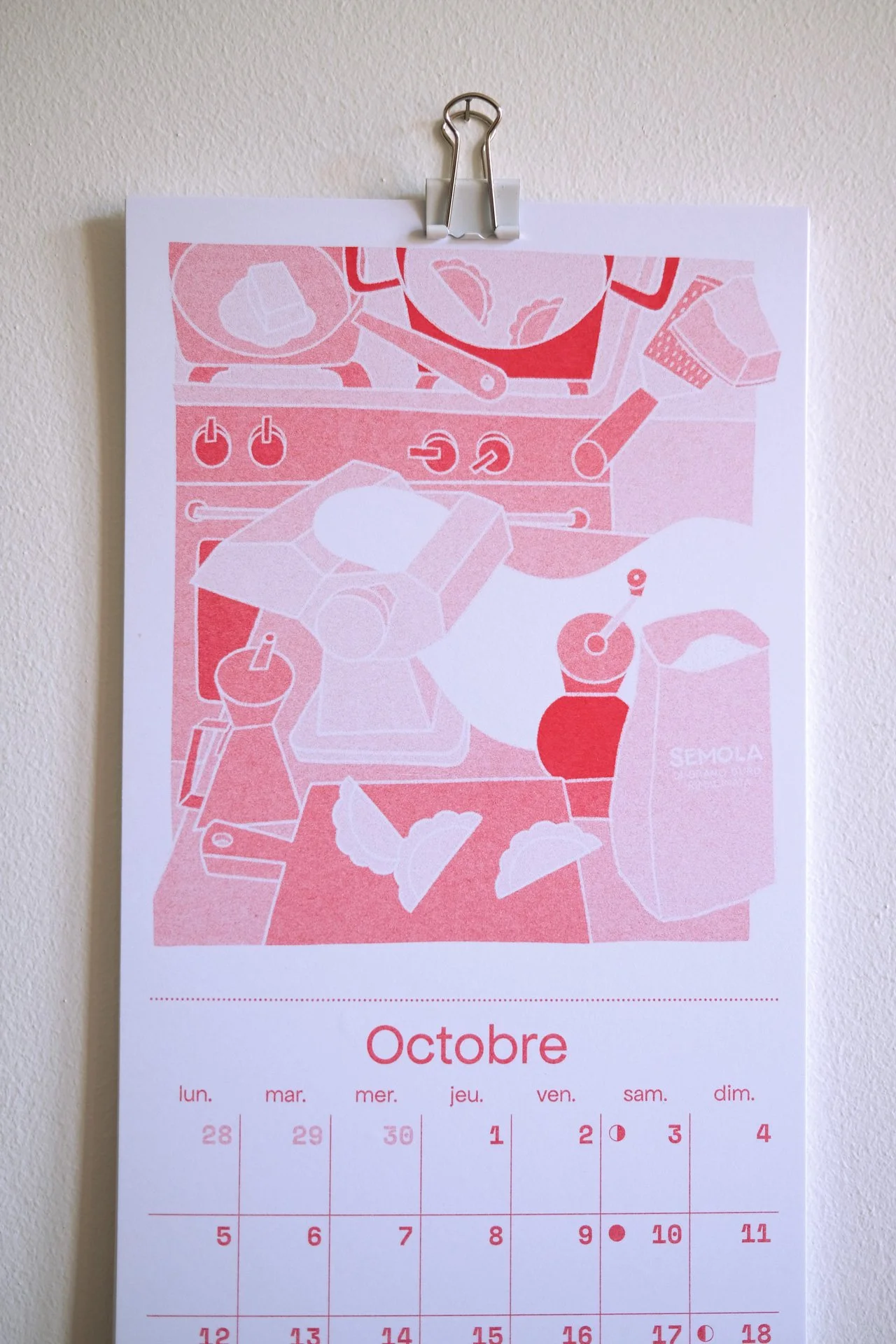 calendrier-illustre-2026-Tables-du-monde-risographie-octobre-zoom-ateliermio©.jpg