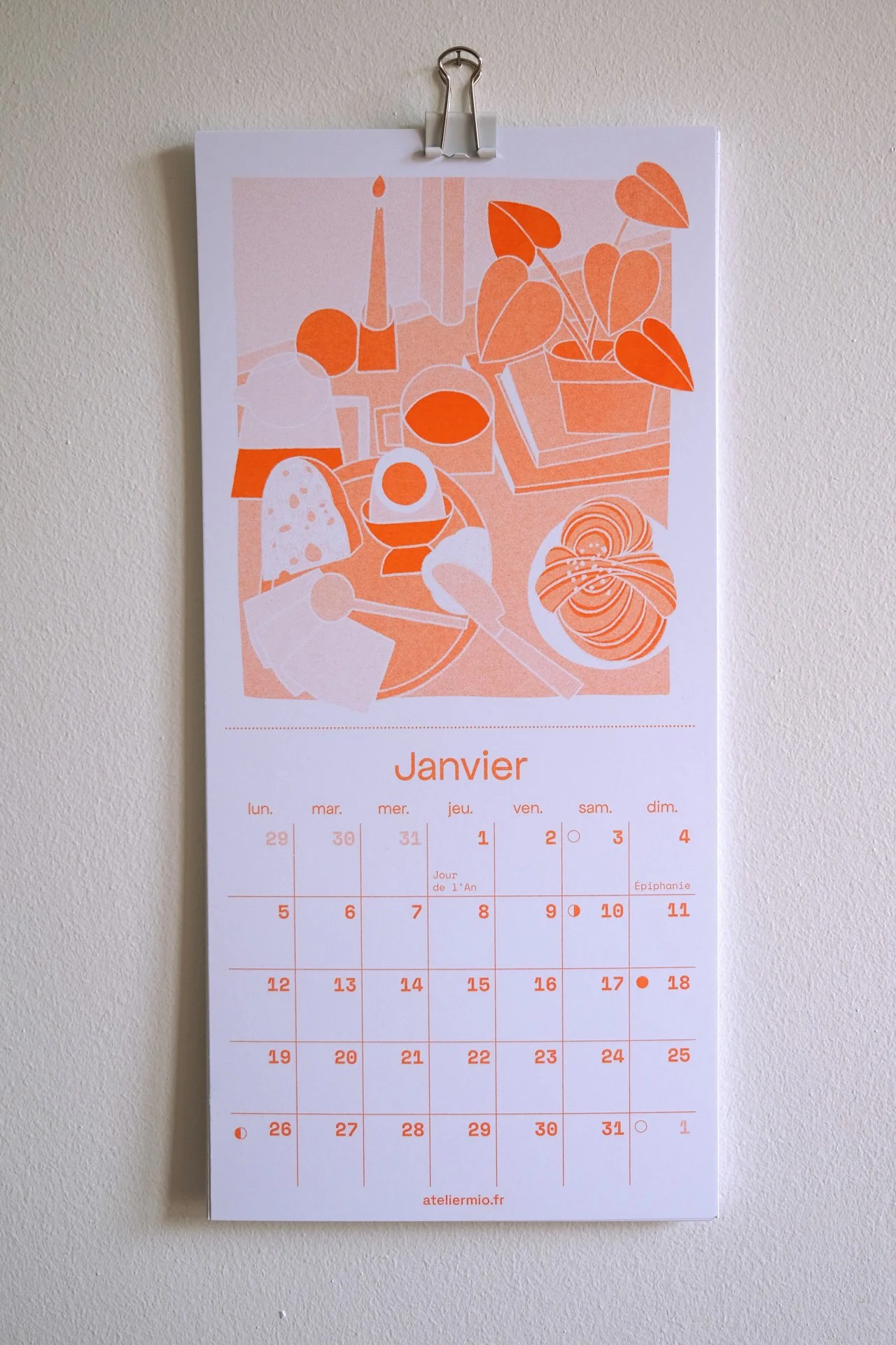 calendrier-illustre-2026-Tables-du-monde-risographie-janvier-suspendu-ateliermio©.jpg