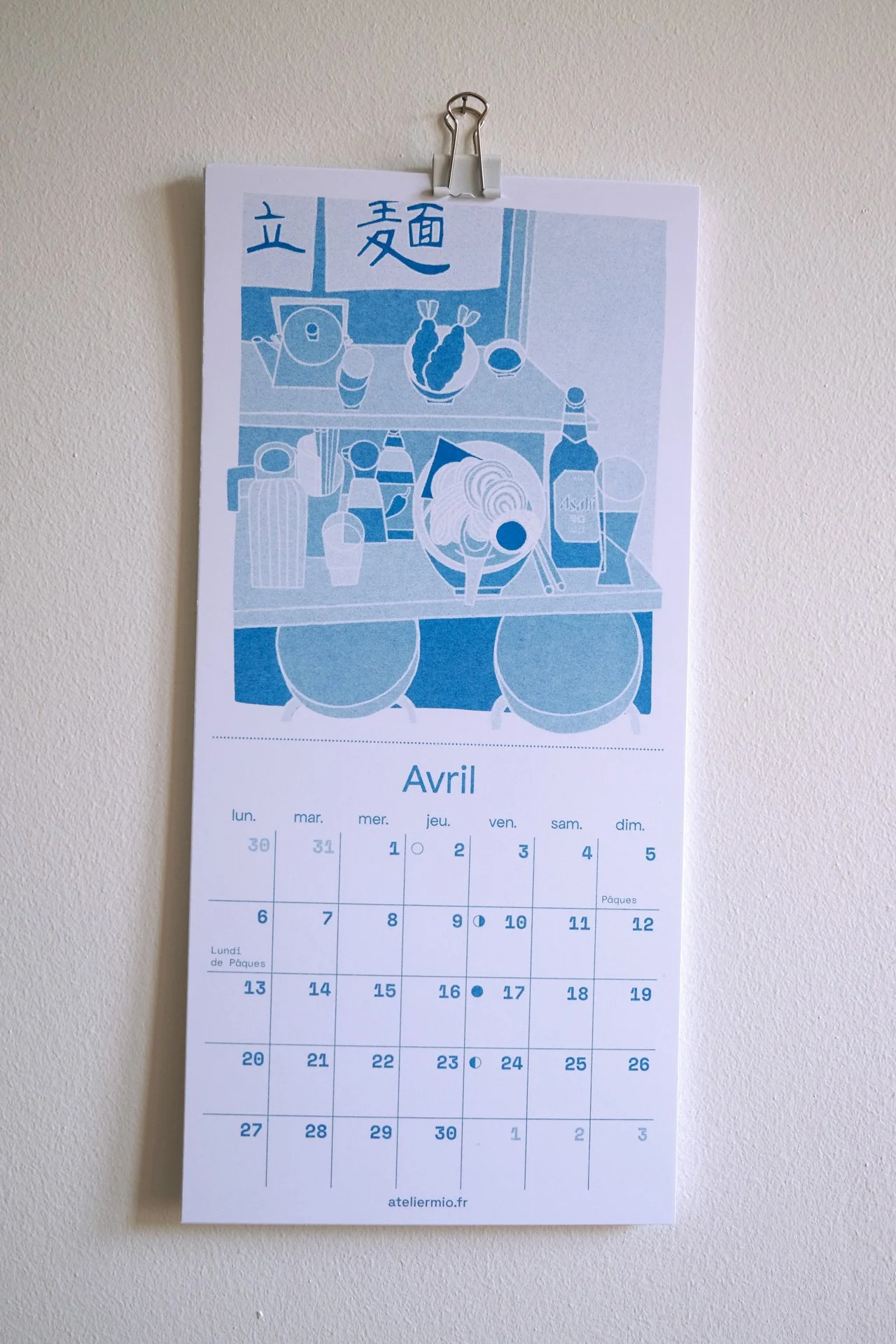 calendrier-illustre-2026-Tables-du-monde-risographie-avril-suspendu-ateliermio©.jpg