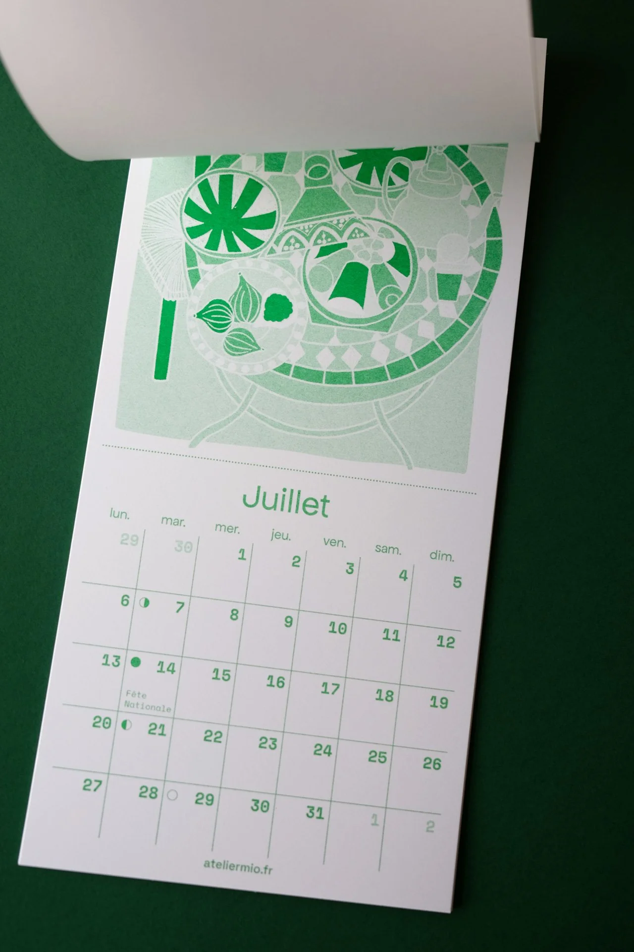 calendrier-illustre-2026-Tables-du-monde-risographie-mars-fond-couleur-juillet-ateliermio©.jpg