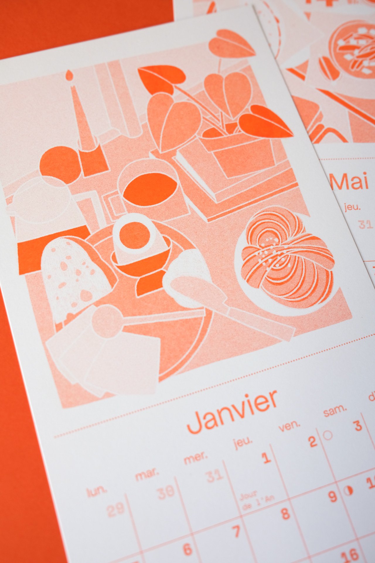 calendrier-illustre-2026-Tables-du-monde-risographie-janvier-fond-couleur-orange-ateliermio©.jpg