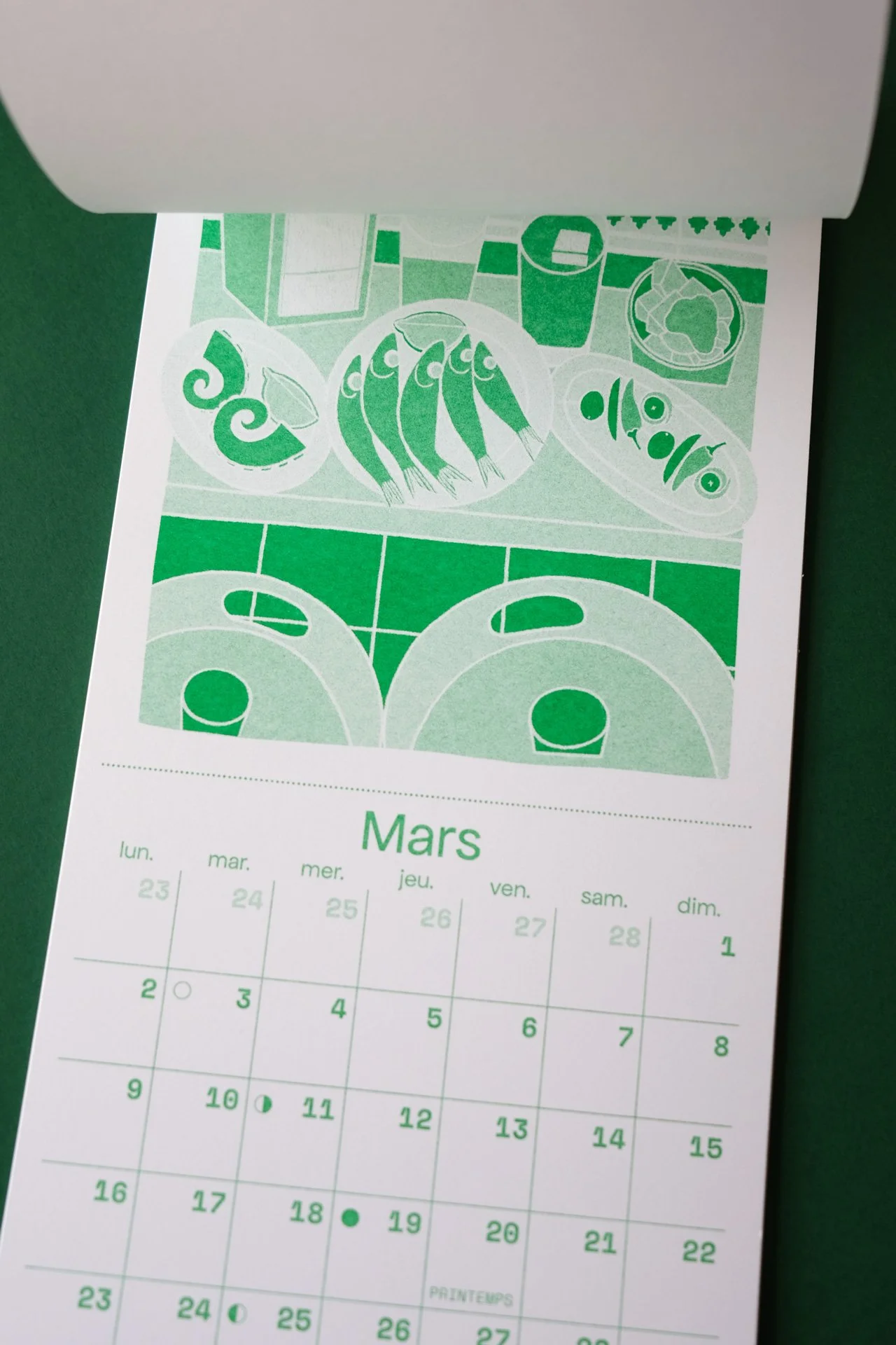 calendrier-illustre-2026-Tables-du-monde-risographie-mars-fond-couleur-verte-ateliermio©.jpg