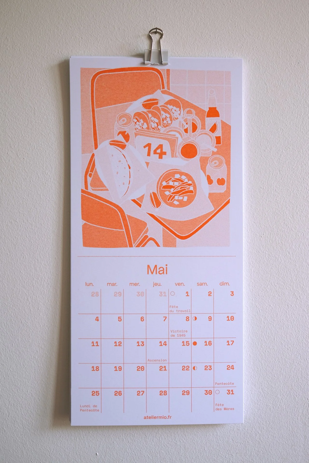 calendrier-illustre-2026-Tables-du-monde-risographie-mai-zoom-ateliermio©.jpg