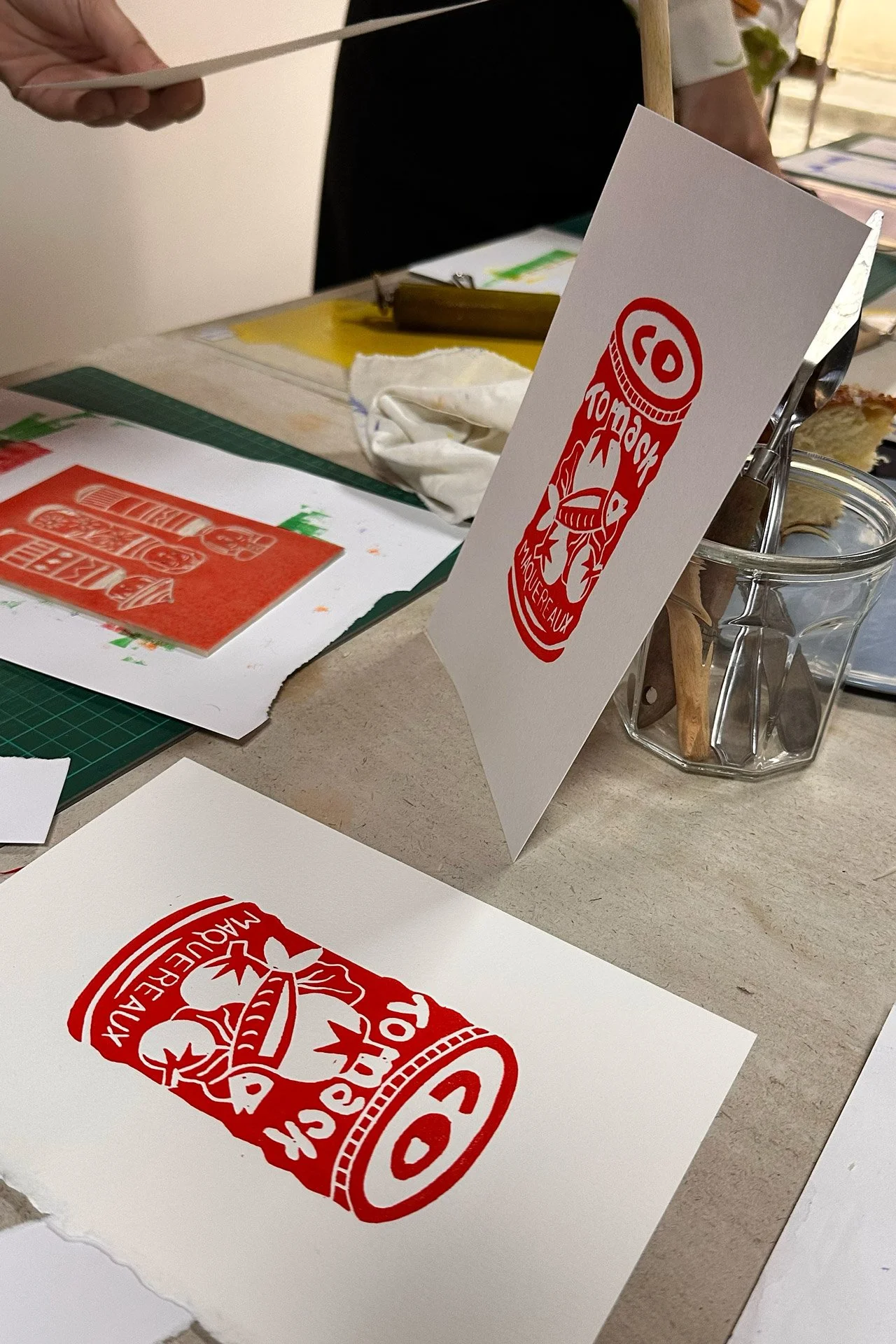 atelier-linogravure-initiation-impression-rouge-ateliermio.jpg