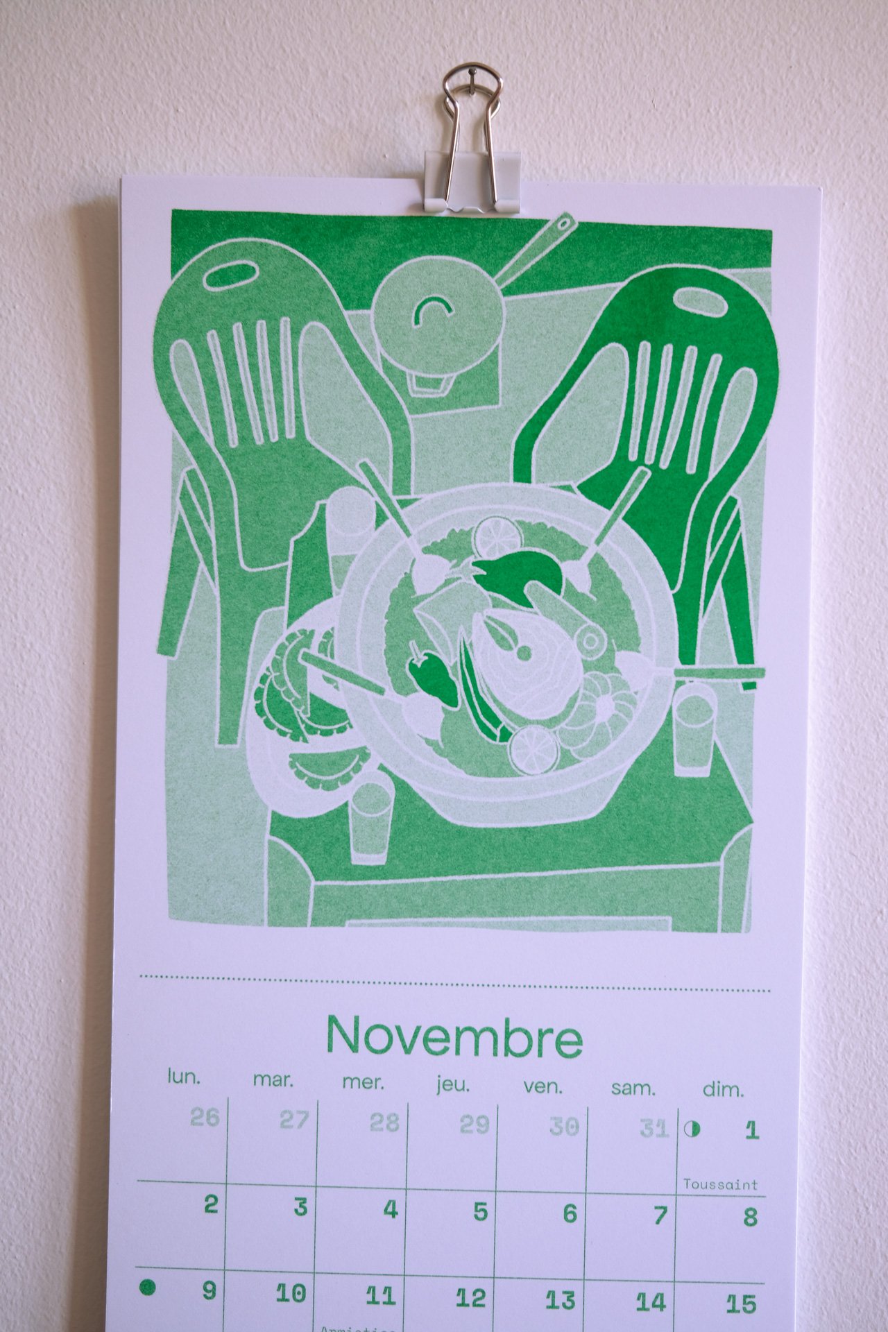calendrier-illustre-2026-Tables-du-monde-risographie-novembre-zoom-ateliermio©.jpg
