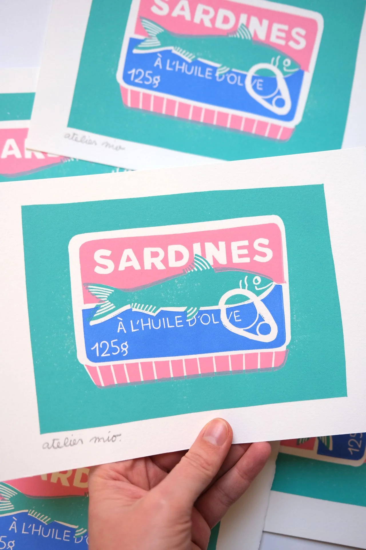 sardines-a-lhuile-linogravure-3-couleurs-zoom-main-ateliermio©.jpg