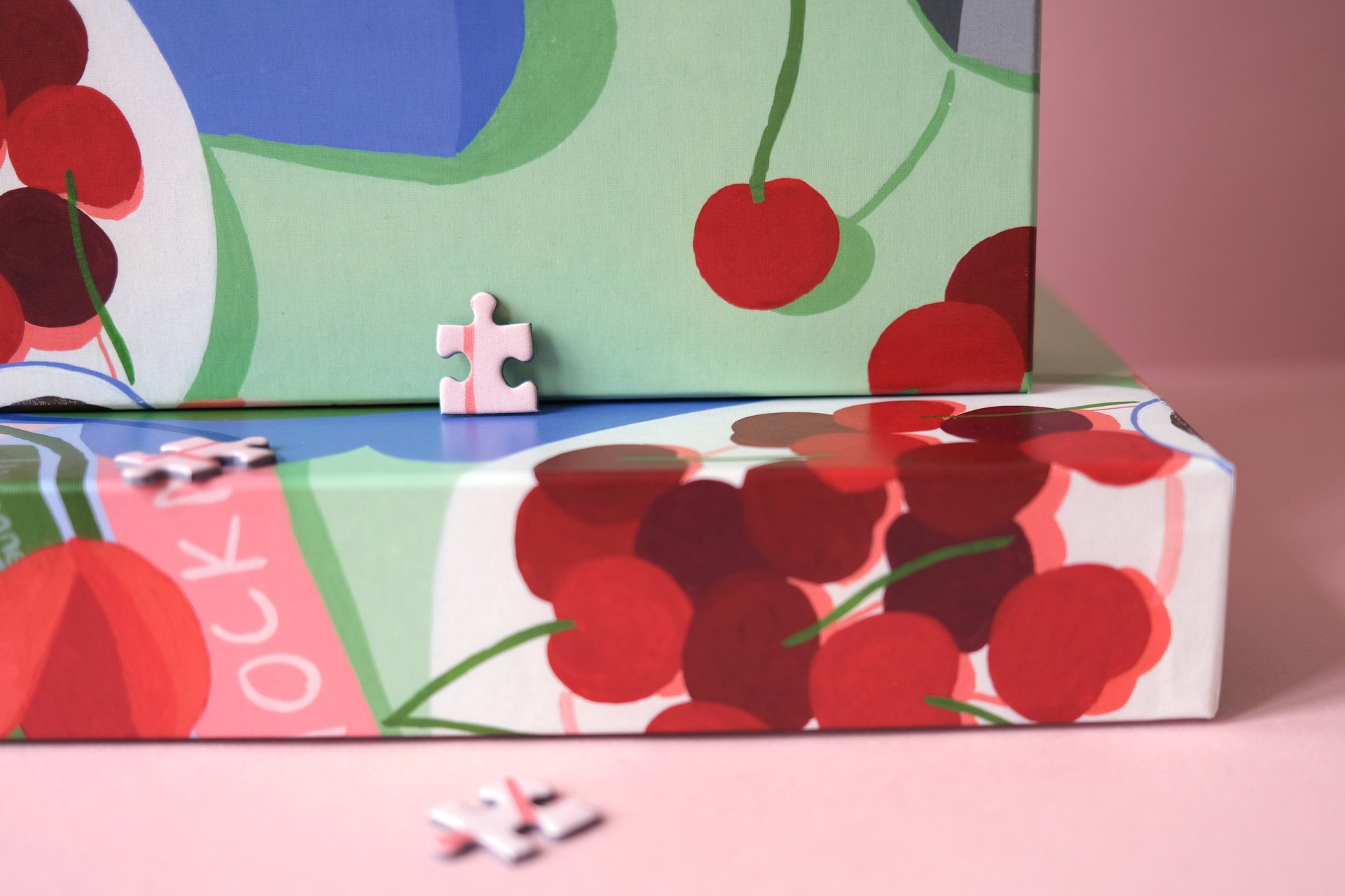 puzzle-gouter-au-vase-bleu-collaboration-daspuzzlekollektiv-x-ateliermio-box-detail-pieces.jpg