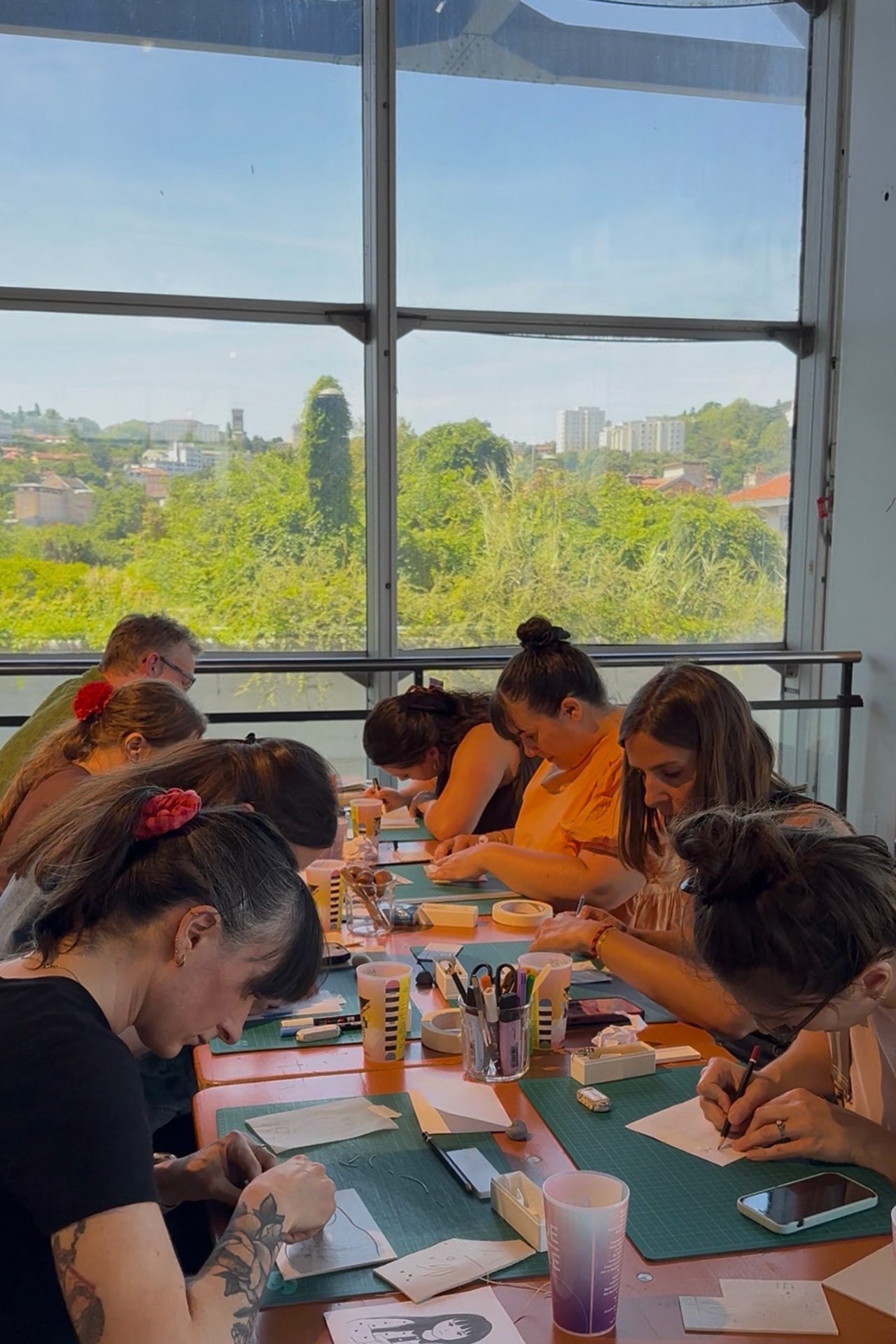 atelier-linogravure-participant-es-concentration-ateliermio.jpg