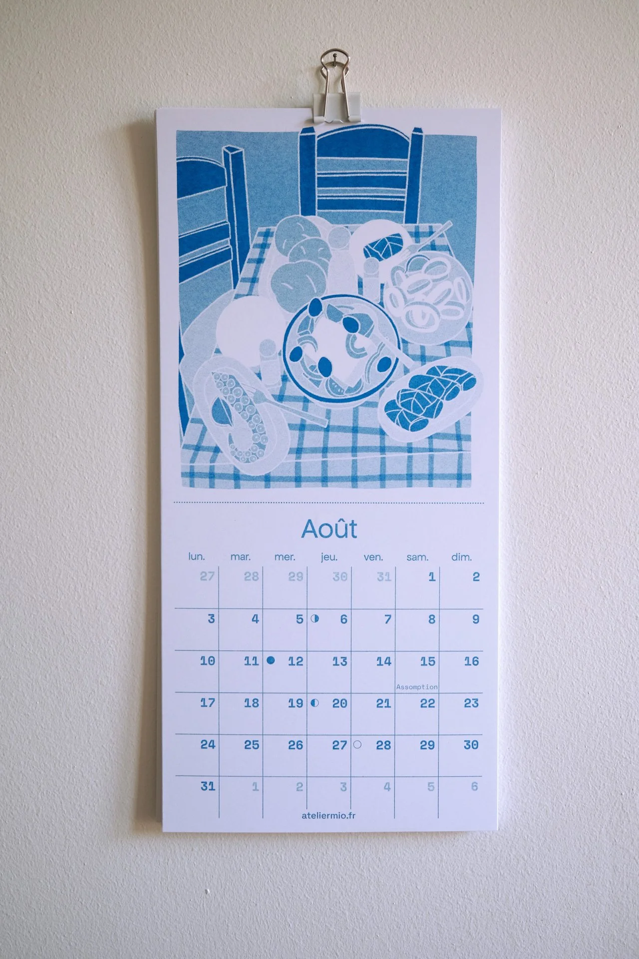 calendrier-illustre-2026-Tables-du-monde-risographie-aout-suspendu-ateliermio©.jpg