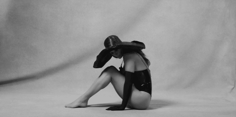 2. Helena Christensen - Harper's Bazaar Singapore-high.gif