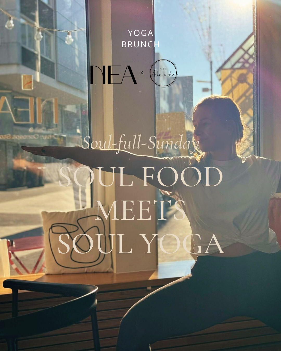 Frau macht Yoga-Pose im Sonnenlicht, Text über Soul-Food-Sonntag "Soul Food meets Soul Yoga", Logos von NEA und Studio Akasha, moderner städtischer Hintergrund.