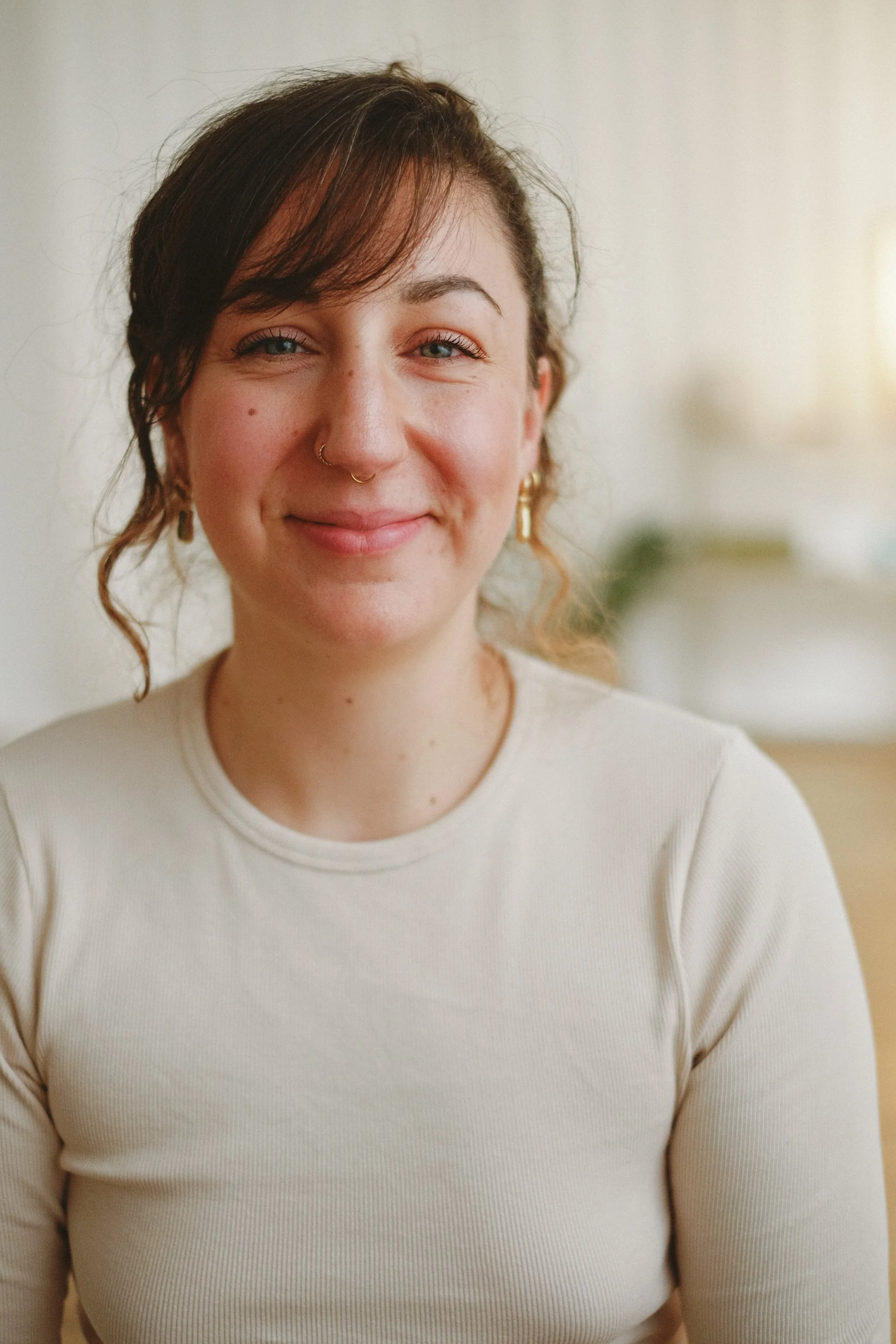 Nata unterrichtet Hatha Vinyasa im Studio Akasha.