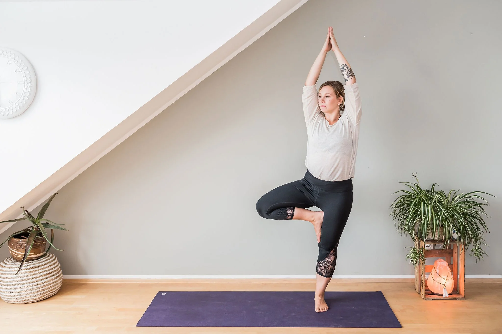 Vinyasa Yoga in Bochum verbindet Atmung mit Bewegung und hilft Dir flowing durch Deine Praxis zu gehen.