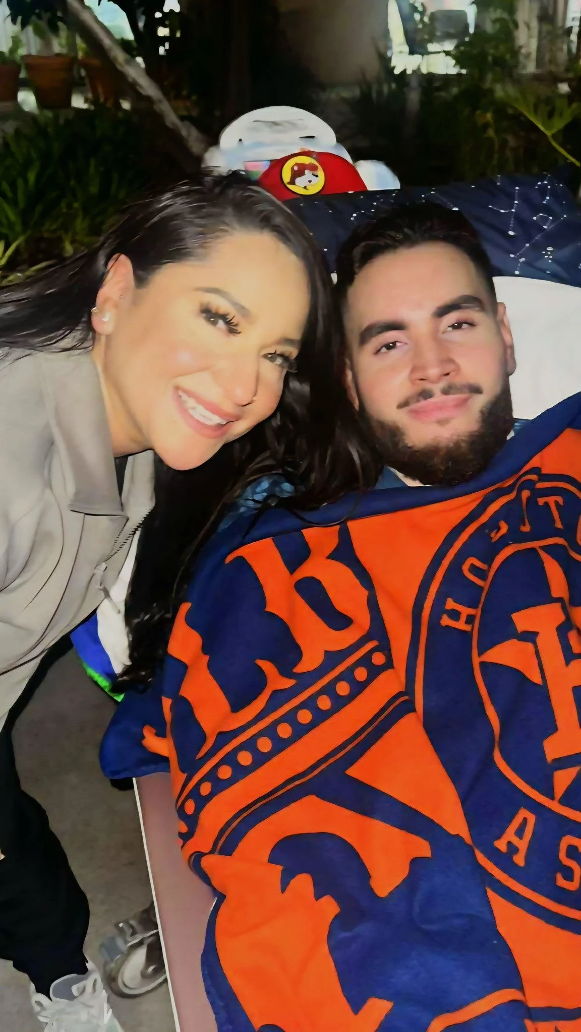 Guess who's fun face came by this year... Thank you for keeping it real mija. So much love from you and your family 💙. This post was way over due Santamaria 🫂🫂
Let me know who is familiar with these 2 fun faces. 👇🏼