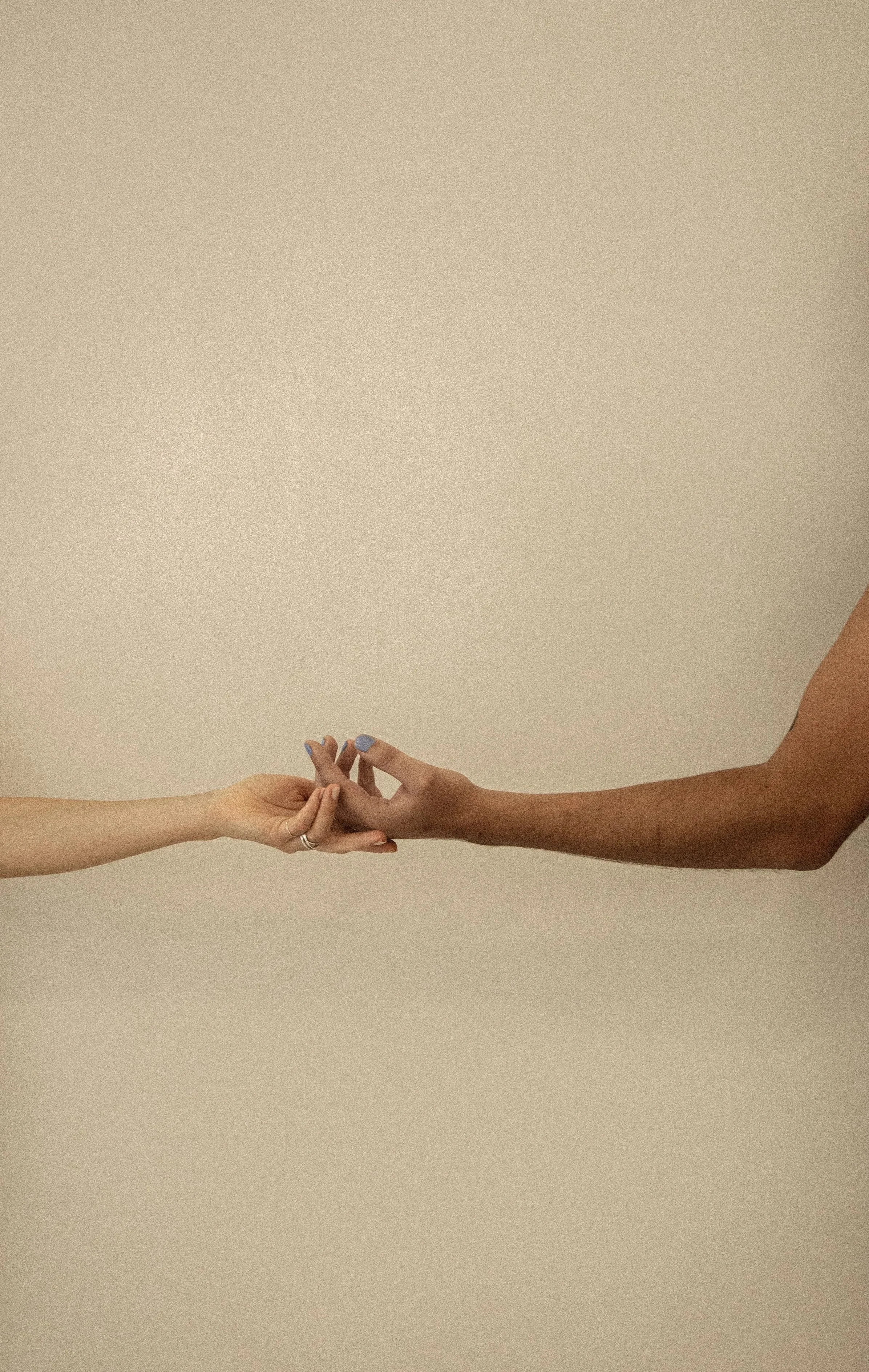 Hände als Symbol für Achtsamkeit, Verbindung und Halt in der psychologischen Beratung in 1070 Wien