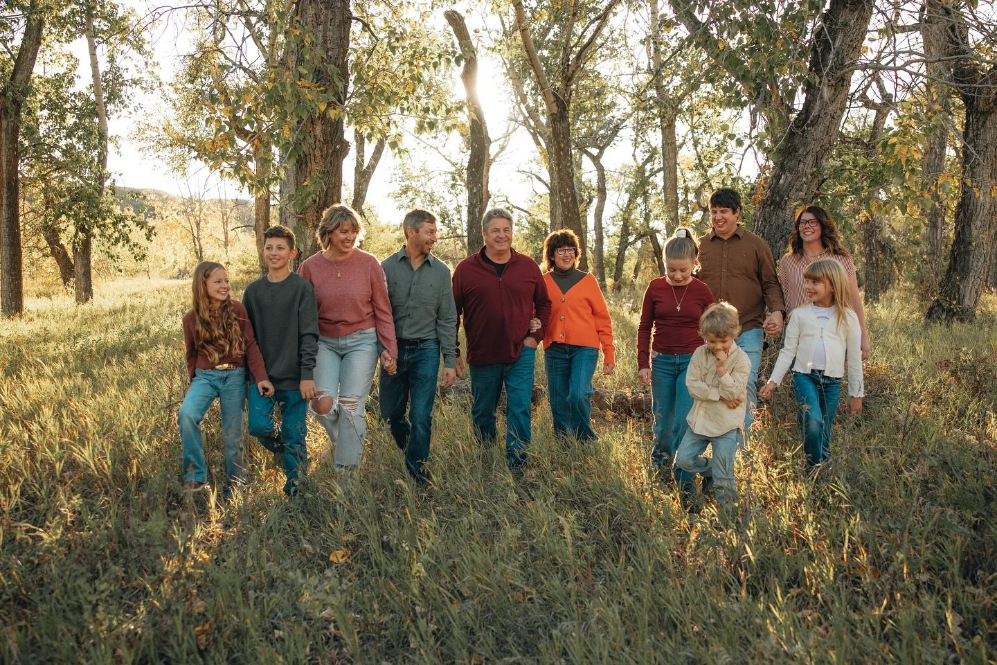 Throwback to warmer days with the Wright family ☀️🤎

#WildMPhotos #WesternPhotographer #SouthernAlbertaPhotographer #FamilyPhotoshoot #WesternLifestyle #CapturedWithHeart #GoldenHourGlow #RanchRaised #TrueToLifeEditing #WildHeartsWesternLove