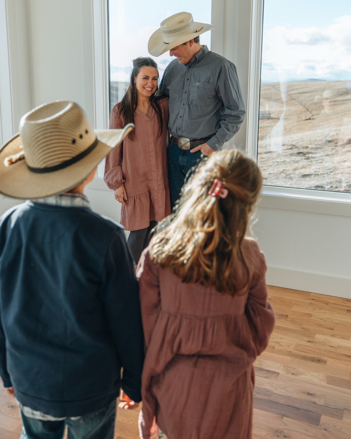 New beginnings captured with this family in their future home 🤍

#WildMPhotos #FamilyPhotography #SouthernAlbertaPhotographer #NewHomeMemories