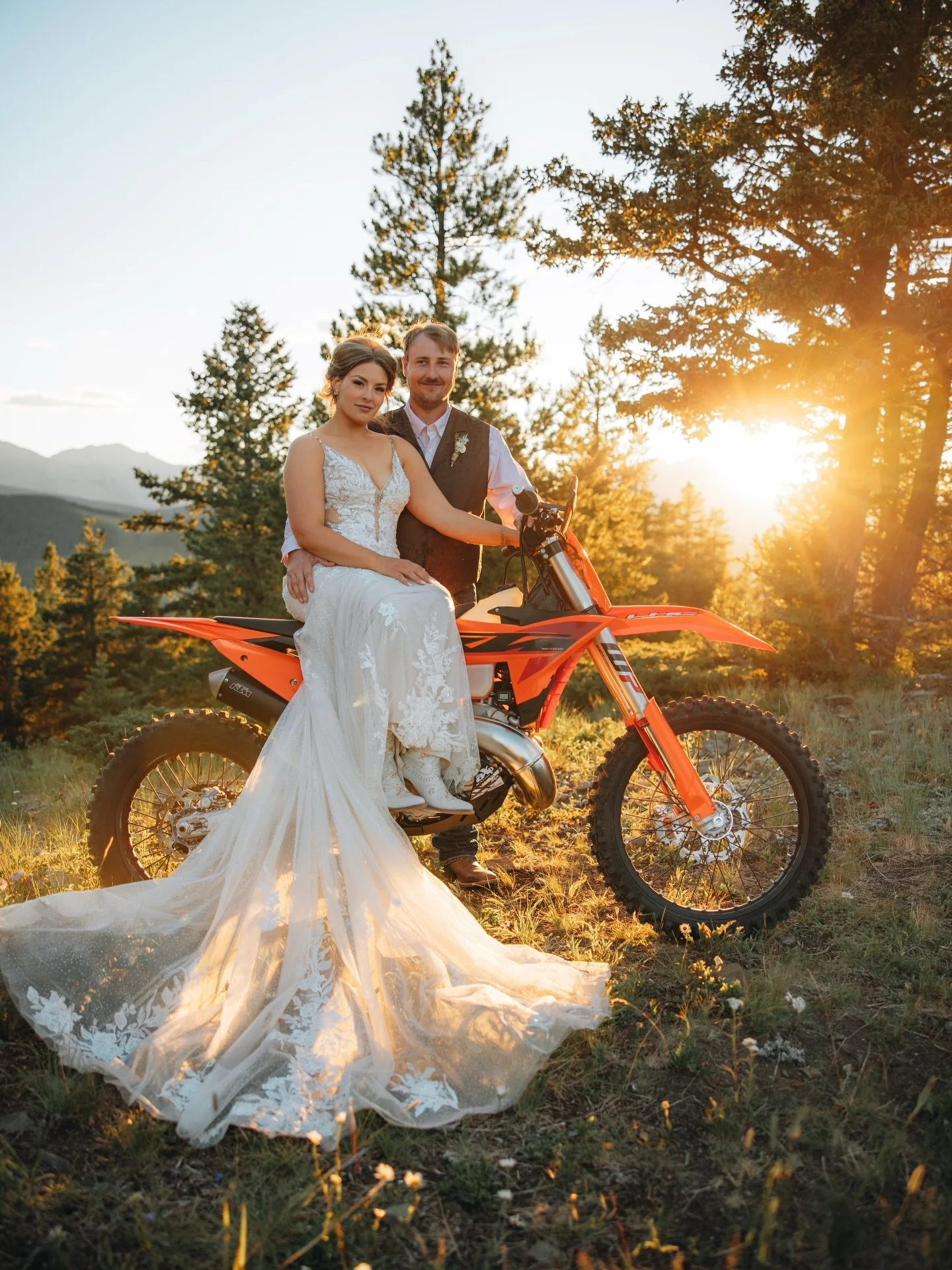 Paige + Jared 🤍 An Alberta wedding day, done their way.

Bride- @paigestrandquist 
Groom- @strandquist 
Flowers- @hayleymilley 
Makeup- @sydneyraemakeup 
Hair - Melissa Teigan
Gown- @once_upon_a_bride 
Venue- @passpowderkeg 

#albertaweddings #bcwed