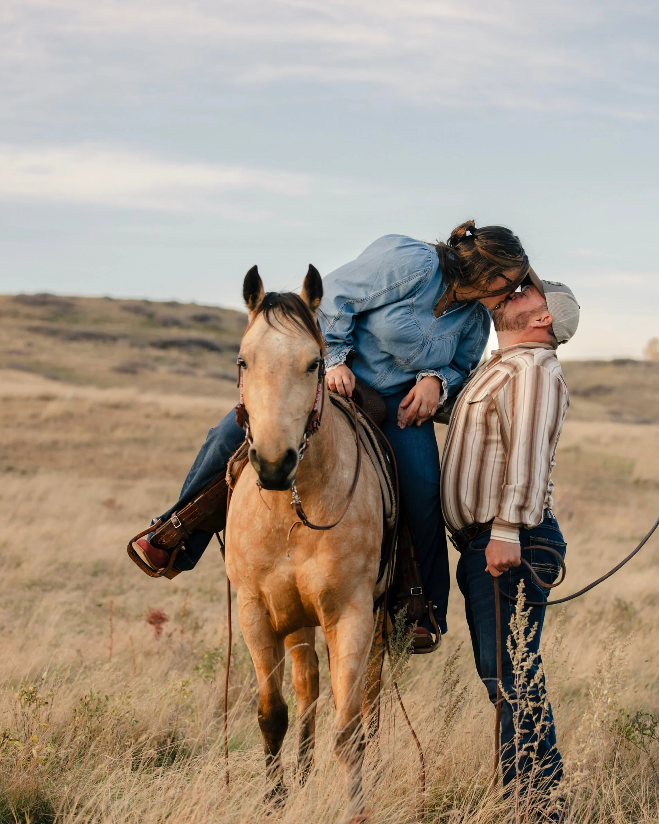 K + T 🤎 Good horses, a little whiskey, the dreamiest golden hour, and two people who genuinely couldn&rsquo;t stop smiling and laughing the entire evening.

This was my THIRD time getting these two in front of my camera, and I swear, they&rsquo;re j