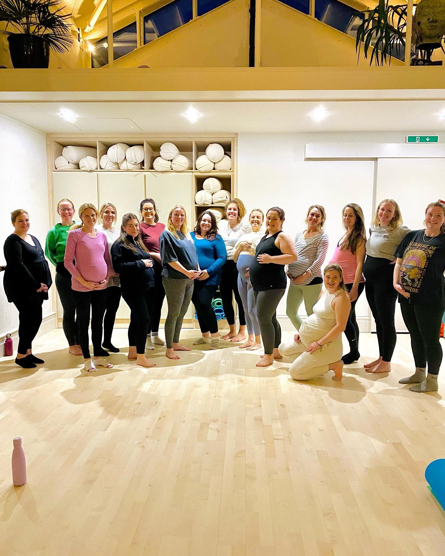 COMMUNITY IN PREGNANCY 🤰🏻..
Is one of my favourite things to create. I love gathering pregnant women in circle. It is a joy to witness how they soften in the presence of each other. Honest, raw reflection and sharing how they are. 
💕
I am a Birth 