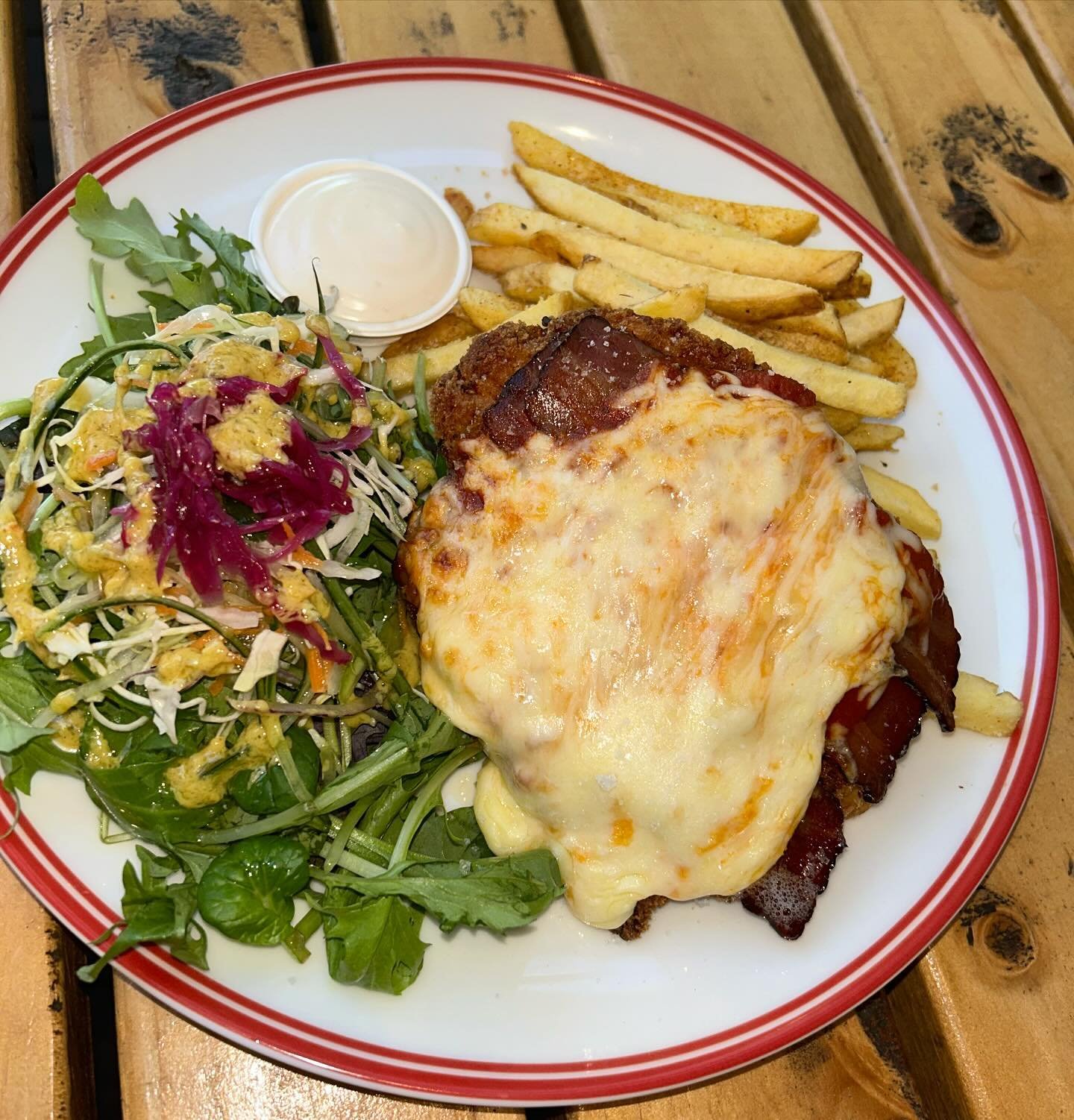 MAPLE BACON PARMI $20 TODAY! 🐷 

CHICKEN SCHNITZEL, MAPLE BACON, NAP SAUCE, MOZZARELLA, SALAD, CHIPS 

TAG YOUR FRIENDS, AVAILABLE FROM 5PM 

SEE YOU AT THE BREWPUB X