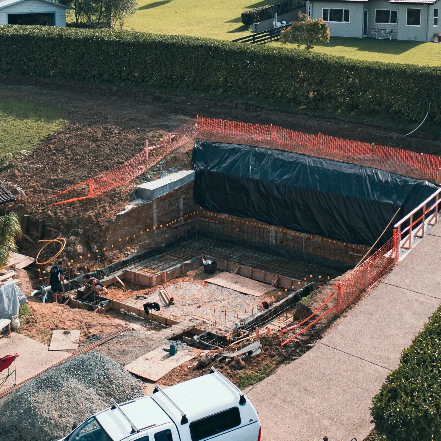 Here's some BMH handy work. We excavated out a section of this slope in order for Ze Build to come through and build a large self contained unit in there. This was a job for the 5 tonner 💪

#buildnz #architecturenz #aucklandbuilders
#tradienz #const