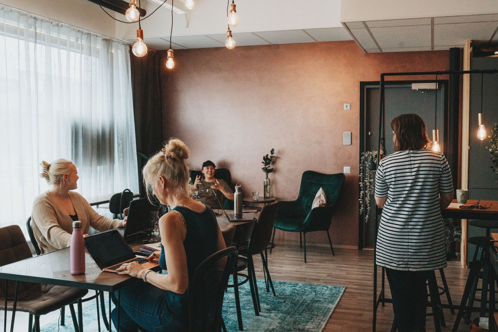 Ty&ouml;huoneellamme on AVOIMET OVET 30.5.-2.6.2023 😍 Tule testaamaan, millaiselta ty&ouml;skentely yhteis&ouml;llisell&auml; ty&ouml;huoneellamme tuntuu, luo uusia kontakteja sek&auml; nautiskele hyv&auml;st&auml; kahvista ☕️ Lounaan voit tuoda muk
