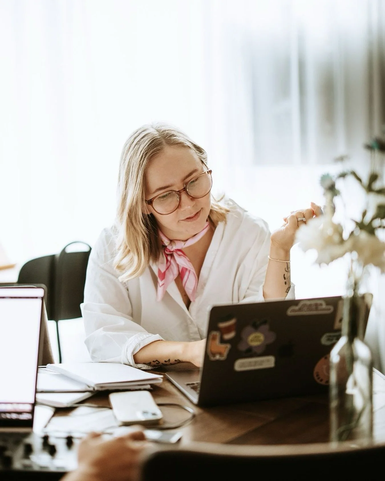 Joko huomasit meid&auml;n uudistuneet nettisivut? ❤️ Tavoitteena oli korostaa entist&auml; enemm&auml;n t&auml;t&auml; upeaa @creativecovuores yhteis&ouml;&auml;, mit&auml; ollaan l&auml;hdetty rakentamaan t&auml;n&auml; vuonna oikein kunnolla. 

P&a