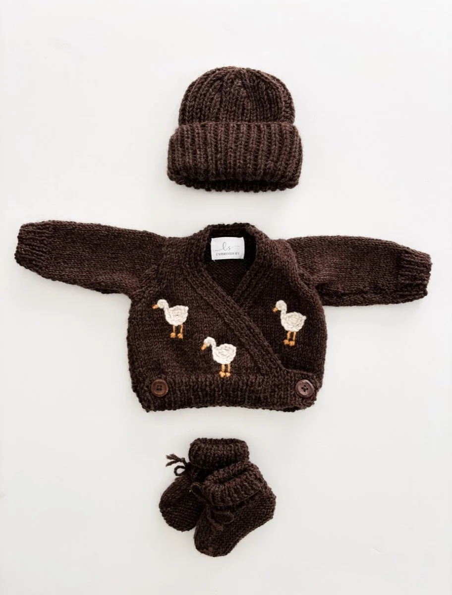 Our gorgeous new colour Bruno is now available for you to purchase 🤎

Available for the first time in a little beanie as well, this is the perfect set to bring home your newborn in!

100% New Zealand wool and handmade right here in the Manawatu 🤍